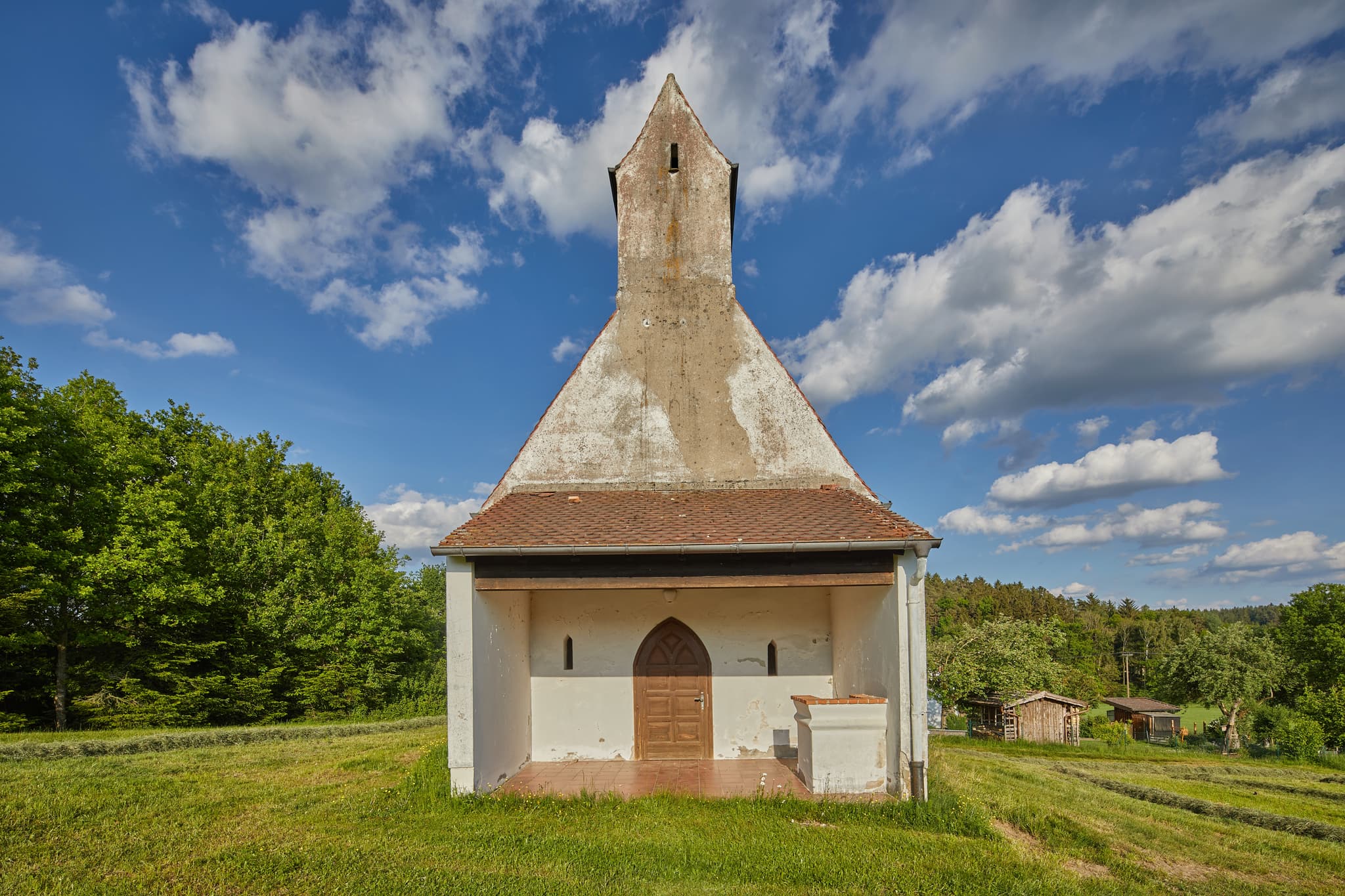 Schoßbecker Kirche, Pleiskirchen, Altötting - Kapelle, Schoßbecker Kirche in Pleiskirchen, Altötting, Oberbayern, Inn-Salzach, Bayern, Deutschland. Landwirtschaftliche Landschaft. Gebäude, ländlicher Raum.
