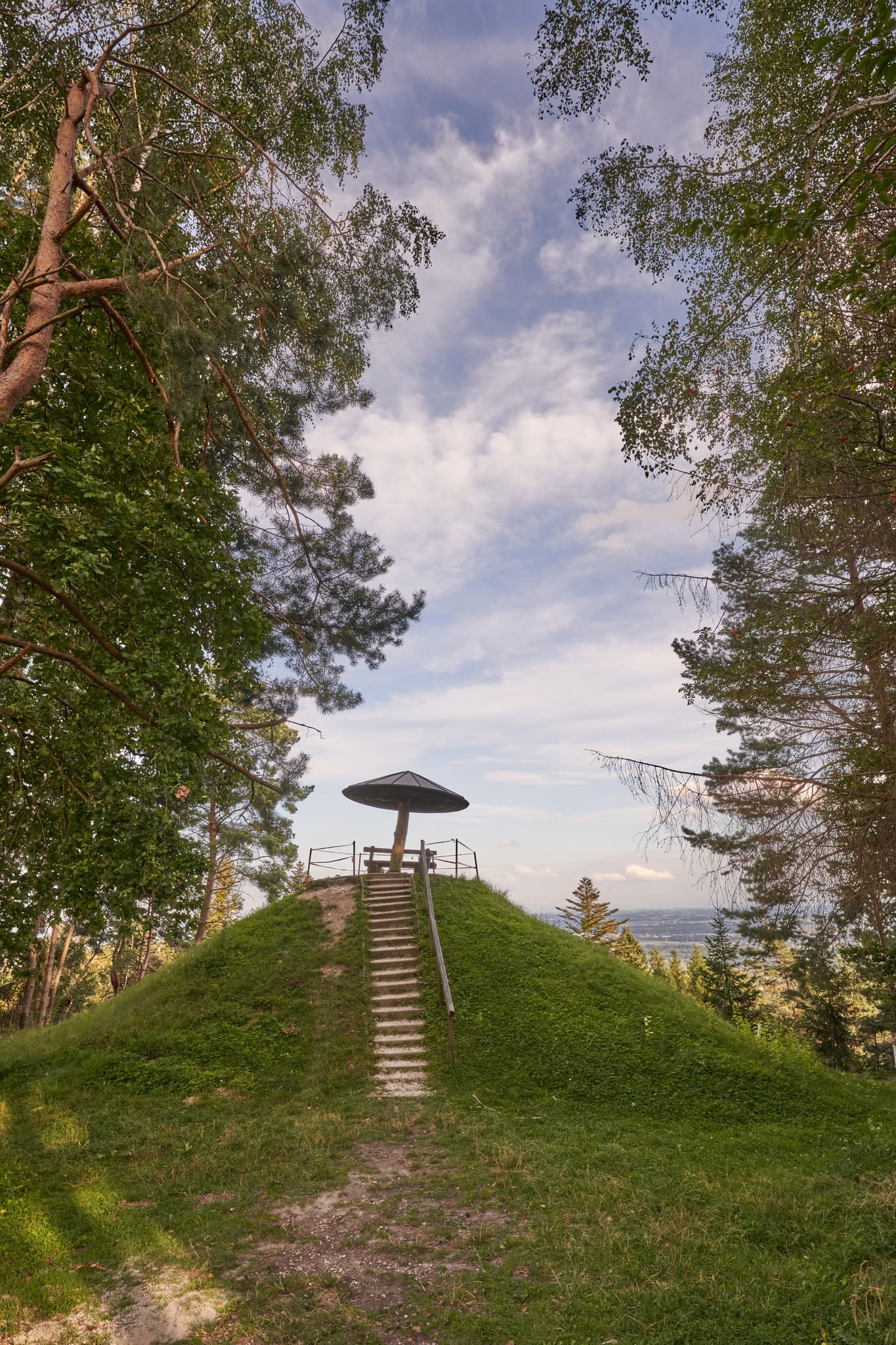 Schwammerl, Schellenberg Aussicht, Simbach am Inn - Aussicht vom Schwammerl, Wetterpilz auf dem Schellenberg in Simbach am Inn, Landkreis Rottal-Inn, Niederbayern, Region Holzland, Bäderdreieck, Deutschland.