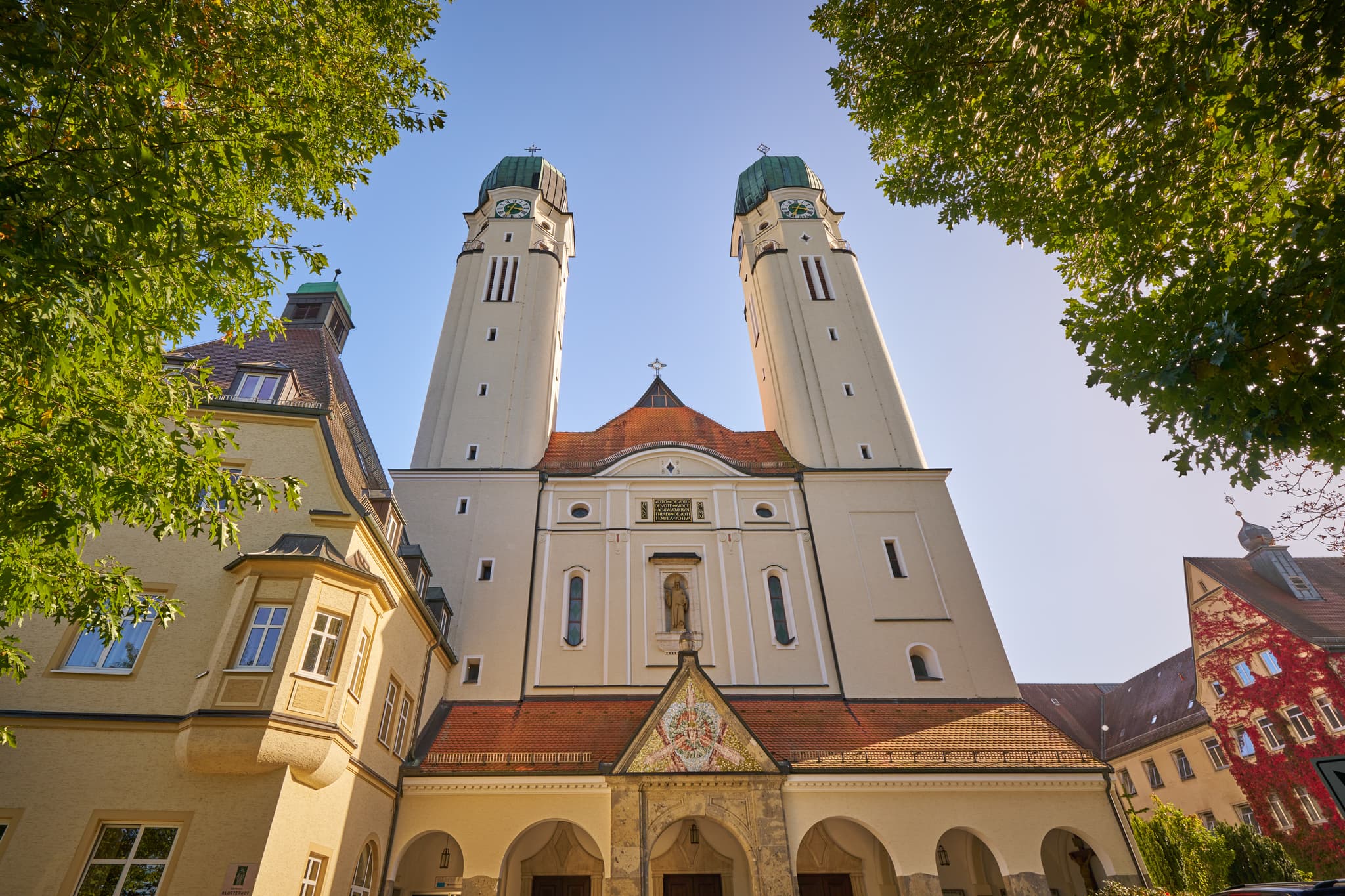 Schweiklberg Abtei Kloster, Vislhofen, Passau, Niederbayern - Schweiklberg Abtei Kirche in Vislhofen, Landkreis Passau, Niederbayern. Das Kloster liegt im Donau-Wald, Deutschland. Beeindruckendes Bauwerk und Umgebung.