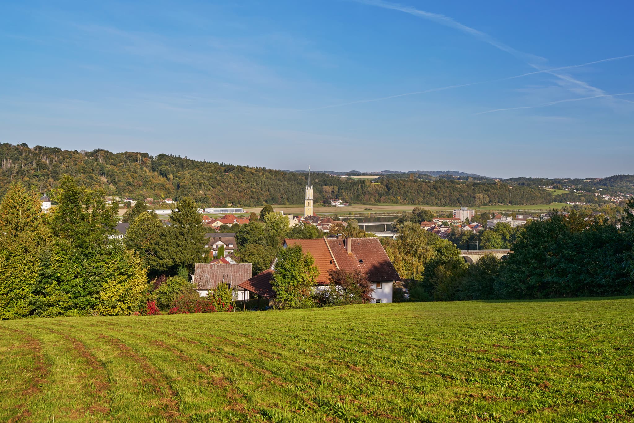 Schweiklberg Abtei Kloster, Vislhofen, Passau, Niederbayern - Blick über grüne Felder zur Abtei Schweiklberg in Vislhofen, Landkreis Passau, Niederbayern. Das Kloster ist Teil der Landschaft im Donau-Wald, Deutschland.