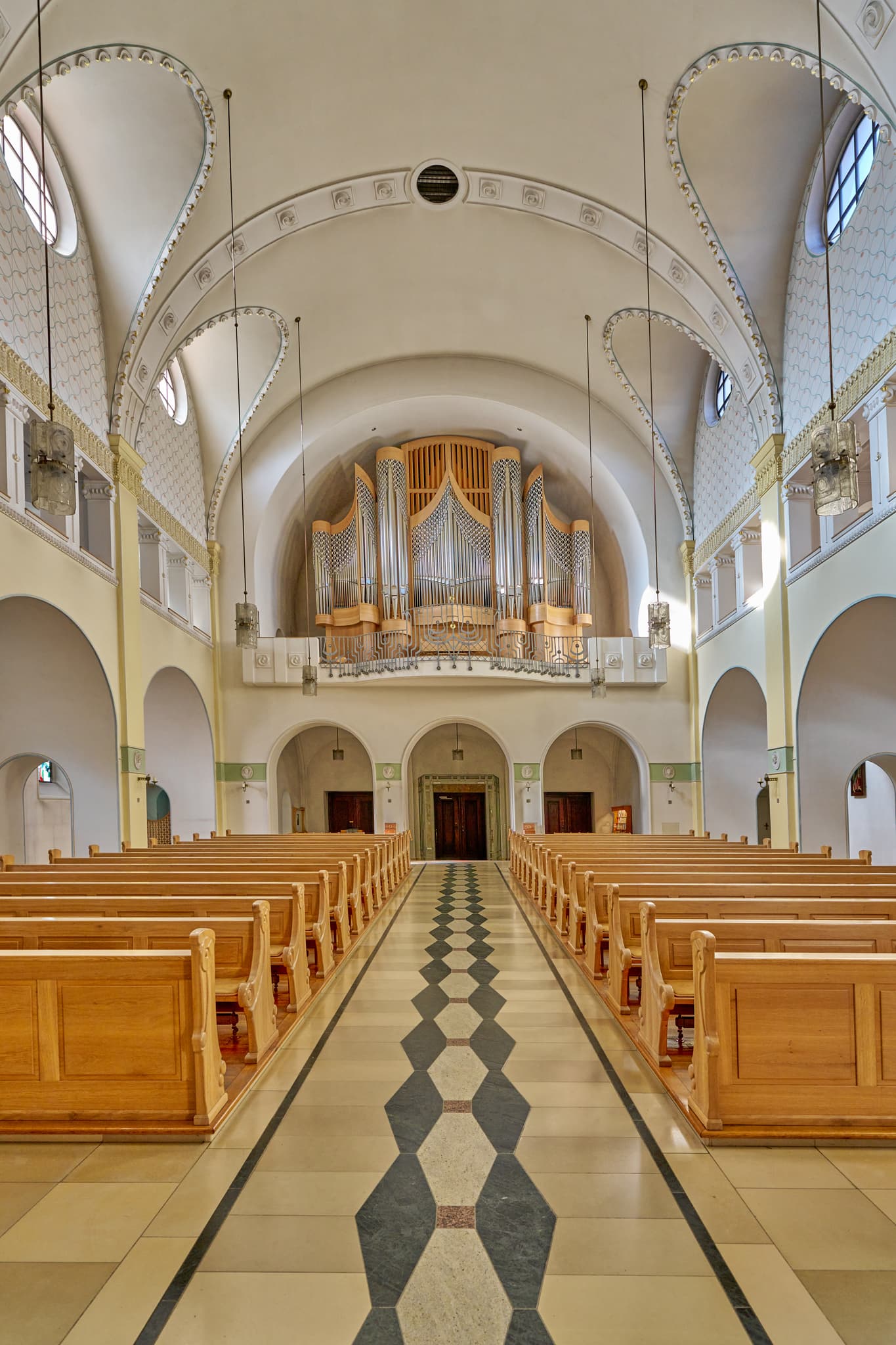 Schweiklberg Abtei Kloster, Vislhofen, Passau, Niederbayern - Innenansicht der Abteikirche Schweiklberg in Vislhofen, Landkreis Passau, Niederbayern. Kirchenschiff, Orgel, Bänke und Fliesenboden.