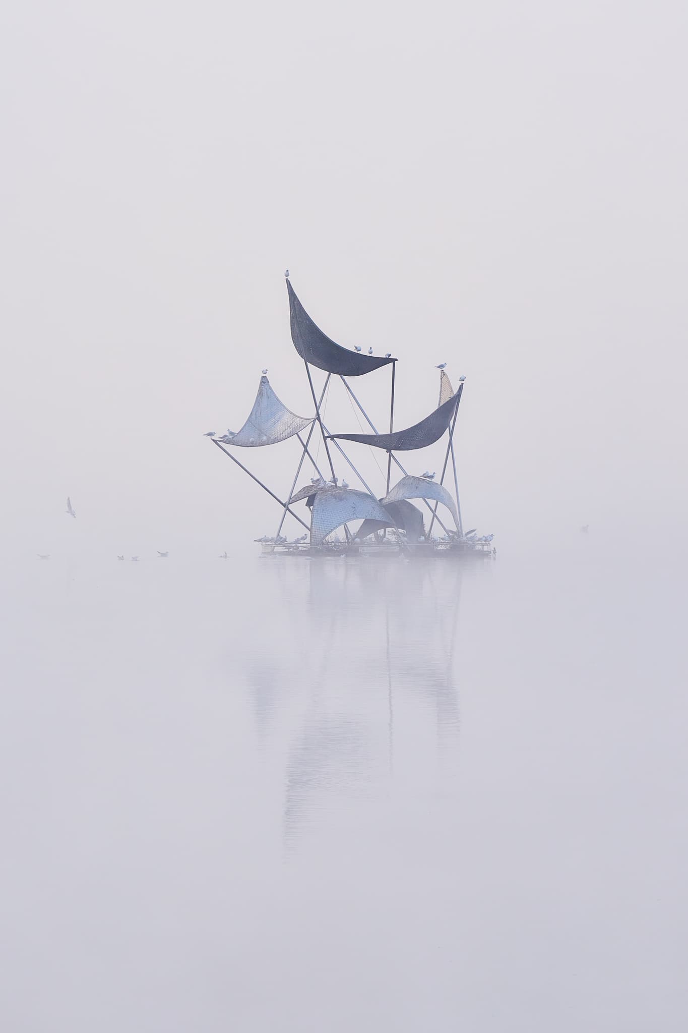Skulptur Rottauensee, Rottal-Inn, Niederbayern - Skulptur auf dem Rottauensee nahe Postmünster. Das neblige Motiv befindet sich im Landkreis Rottal-Inn, Niederbayern, Deutschland, im Bäderdreieck.