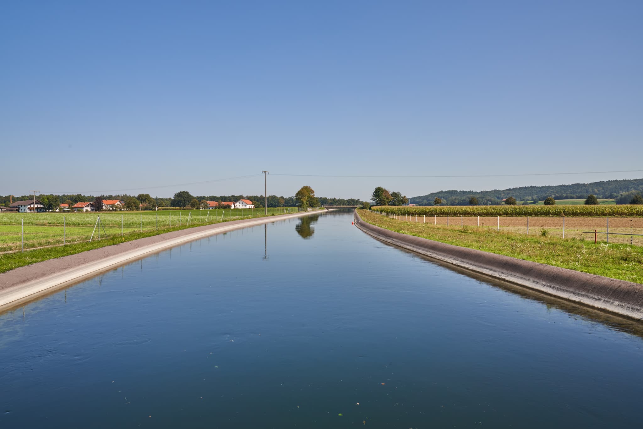 Sonniger Tag am Wolfgangweg Alzkanal, Mehring, Altötting - Blick auf den Alzkanal am Wolfgangweg in Mehring, Landkreis Altötting, Oberbayern, Deutschland. Die ländliche Landschaft im Inn-Salzach-Gebiet.