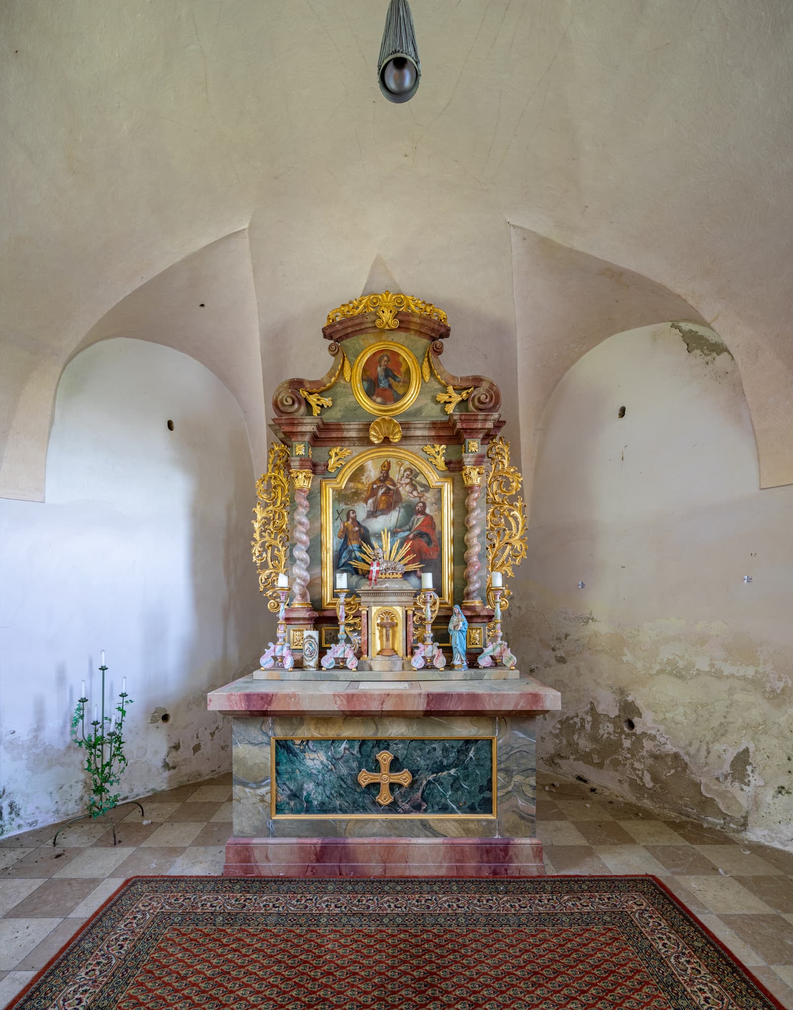 Sorsbacher Kapelle Pleiskirchen, Altötting, Oberbayern - Altar in der Sorsbacher Filialkirche St. Philipp und Jakob Kapelle, Schoßbecker Kirche in Pleiskirchen, Altötting, Oberbayern, Region Inn-Salzach, Deutschland.