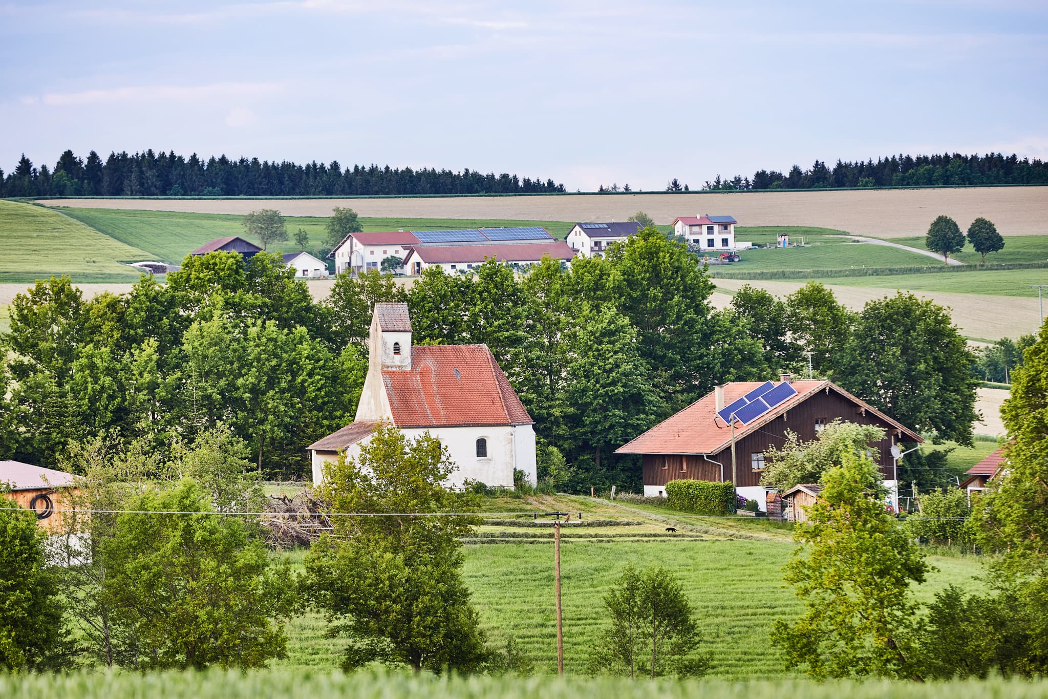 Sorsbacher Kirche, Kapelle, Pleiskirchen, Altötting - Eine malerische Kapelle in der hügeligen Landschaft von Pleiskirchen, Landkreis Altötting, Oberbayern. Die Naturkulisse der Inn-Salzach Region in Deutschland.
