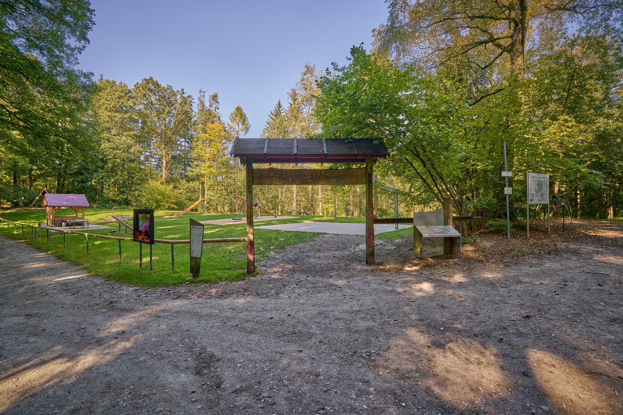 Spielplatz an der Waldwunderwelt, Bad Griesbach, Passau - Spielplatz in Bad Griesbach, Passau, Niederbayern. Blick durch Holzkonstruktion auf Grünfläche mit Spielgeräten. Niederbayern, Bayern, Deutschland.