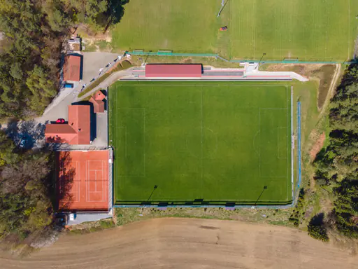 Sportplatz mit Tennisplatz in Erlbach, Landkreis Rottal-Inn