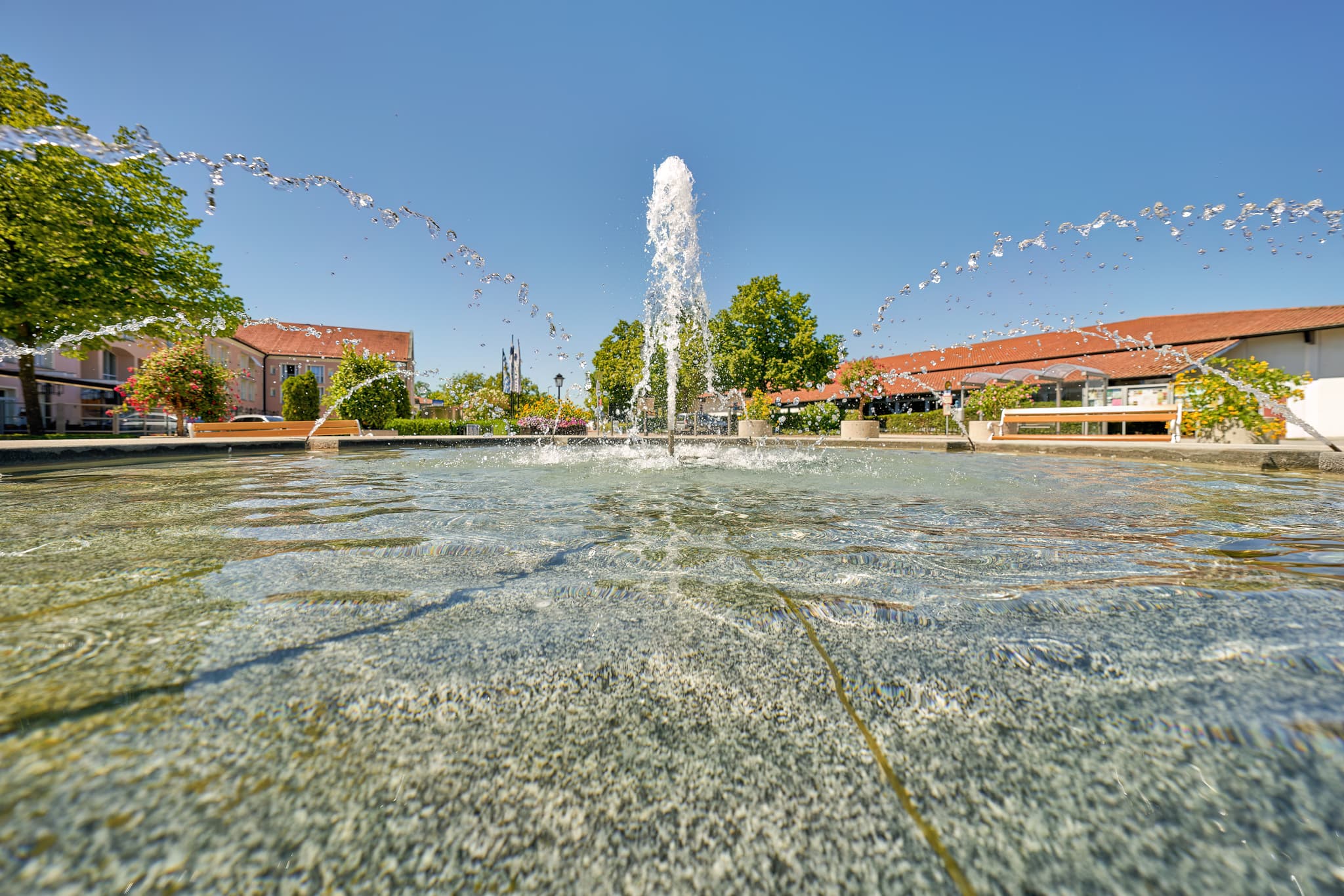 Springbrunnen Bad Griesbach Therme, Passau, Niederbayern - Ein schöner Springbrunnen auf dem Kurplatz in Bad Griesbach im Rottal, Landkreis Passau, Niederbayern, Deutschland. Ideal für Entspannung im Bäderdreieck.