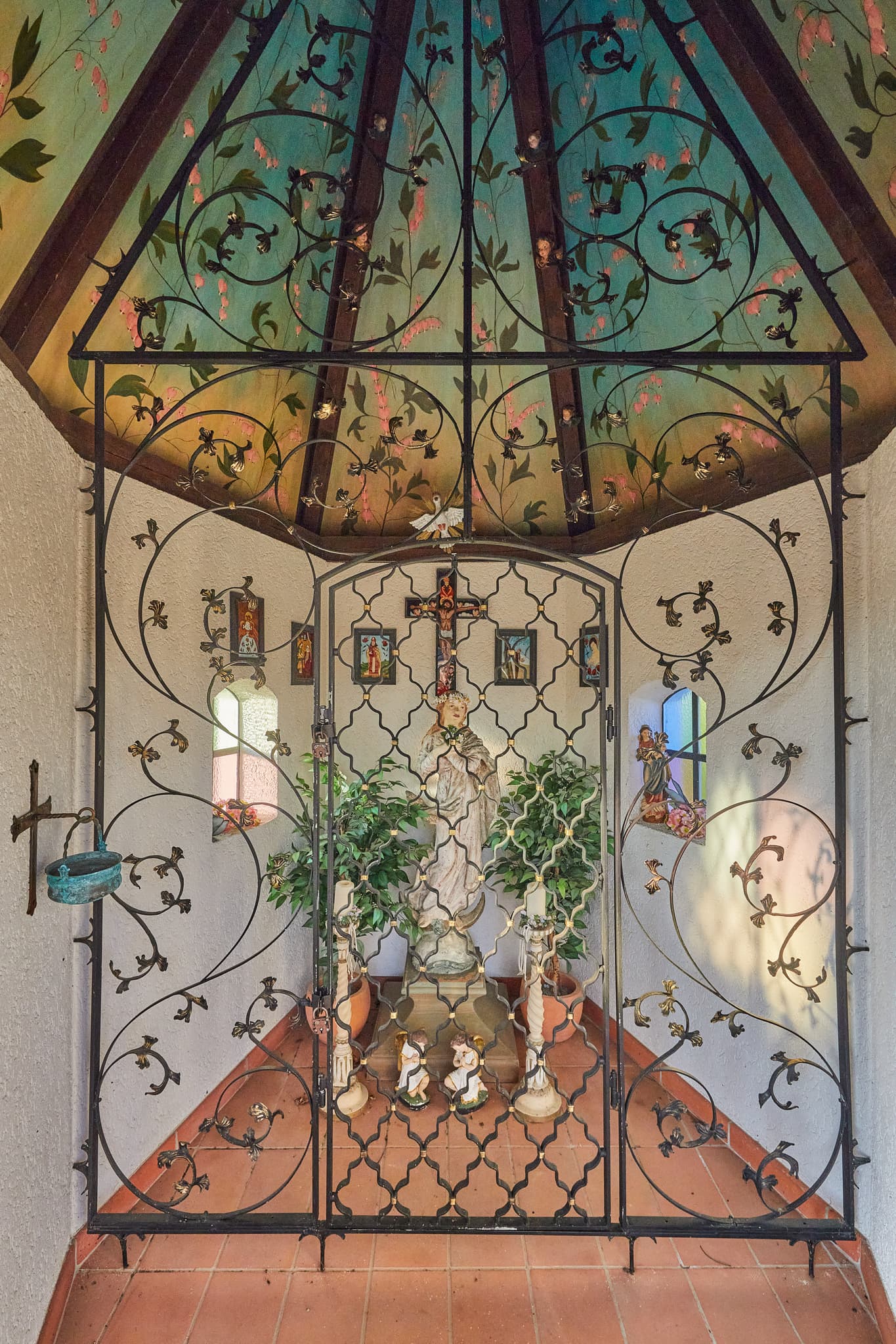 St. Anna Kapelle, Martinskirchen, Rottal-Inn, Niederbayern - Innenansicht der Kapelle St. Anna mit Baum in Feldlandschaft bei Martinskirchen, Wurmannsquick, Landkreis Rottal-Inn, Niederbayern, Holzland, Deutschland.