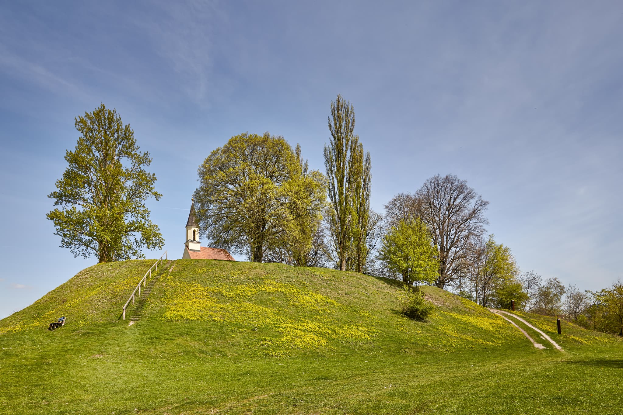 St.-Georgs-Kirchlein, Schlossberg, Mühldorf am Inn - Das St.-Georgs-Kirchlein auf dem Schlossberg in Kraiburg, Landkreis Mühldorf am Inn, Oberbayern, Deutschland. Typische Landschaft der Inn-Salzach Region.
