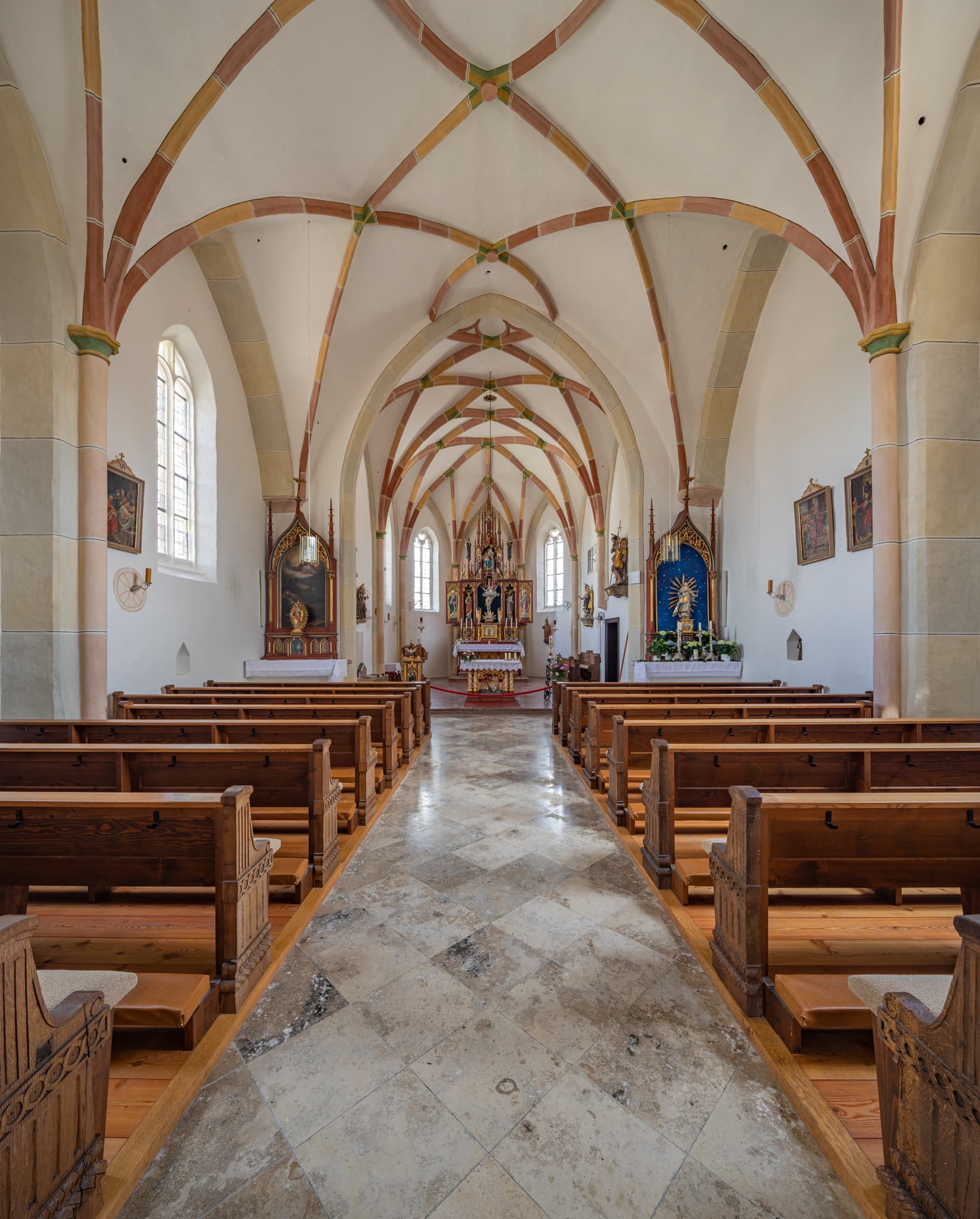 St. Johannes Evangelist und St. Ägidius, Unterneukirchen - Die Kirche St. Johannes Evangelist und St. Ägidius befindet sich in Unterneukirchen, Landkreis Altötting, Oberbayern, in der Region Inn-Salzach, Deutschland.