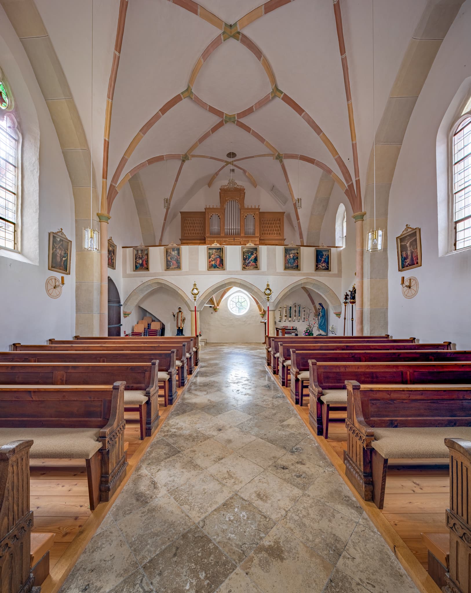 St. Johannes Evangelist und St. Ägidius, Unterneukirchen - Die Kirche St. Johannes Evangelist und St. Ägidius befindet sich in Unterneukirchen, Landkreis Altötting, Oberbayern, in der Region Inn-Salzach, Deutschland.
