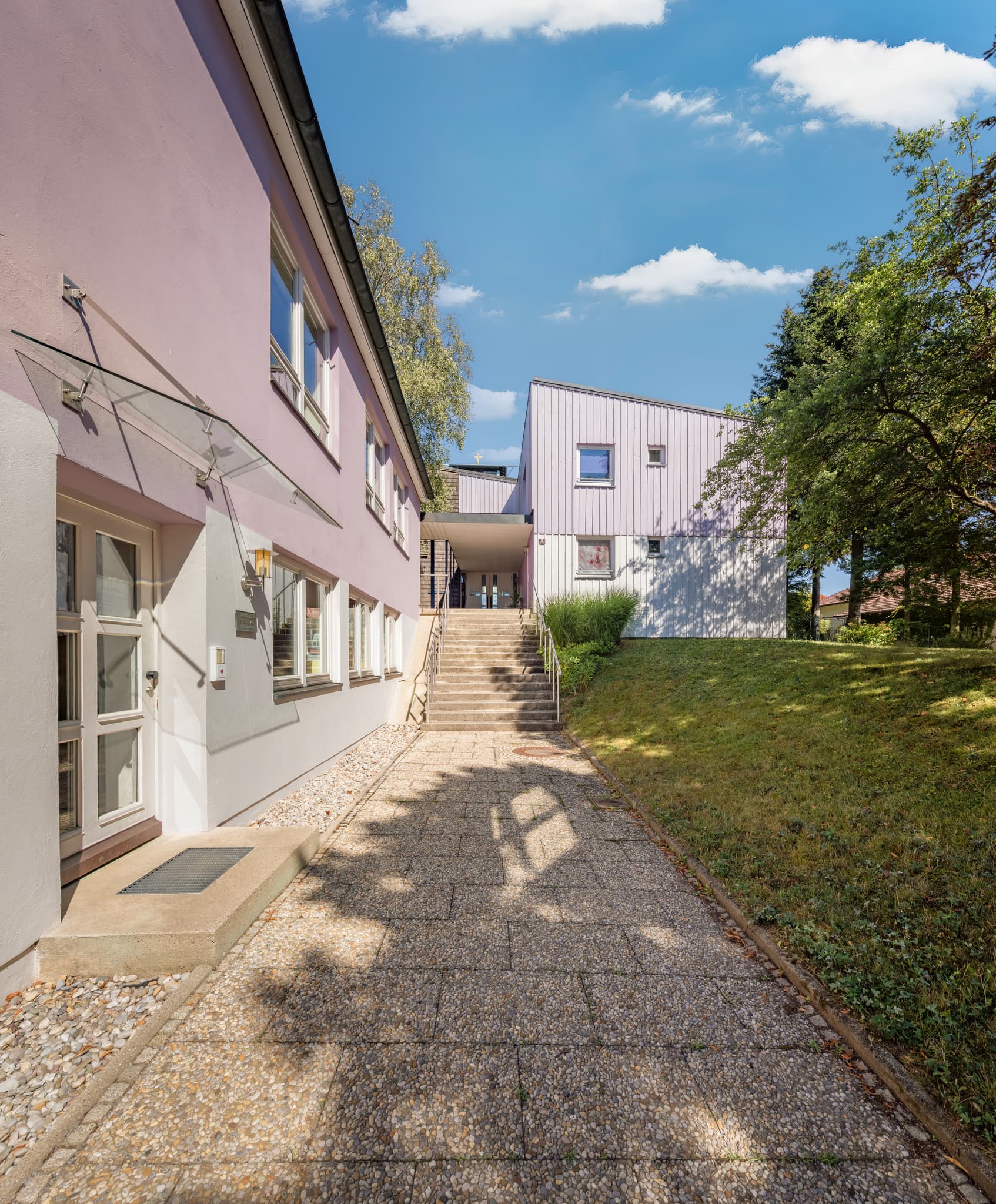 St. Johannes Kirche Bad Griesbach, Passau, Niederbayern - Die Evangelisch-Lutherische Kirchengemeinde St. Johannes in Bad Griesbach im Rottal, Landkreis Passau, Niederbayern, Deutschland, unter strahlend blauem Himmel.