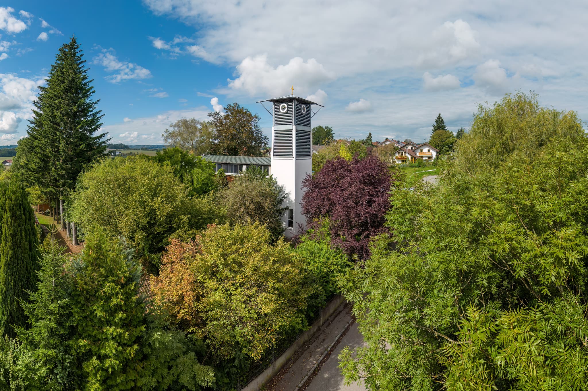 St. Johannes Kirche, Bad Griesbach, Passau, Niederbayern - Beeindruckendes Luftbild der Evangelisch-Lutherischen Kirchengemeinde St. Johannes in Bad Griesbach im Rottal, Landkreis Passau, Niederbayern, Deutschland.