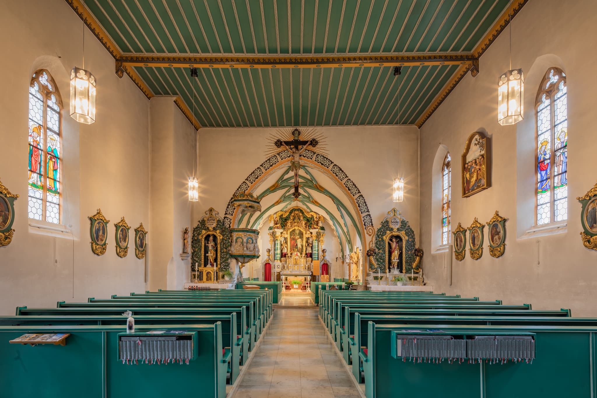 St. Johannes Täufer Kirche Weng, Bad Griesbach, Passau - Innenansicht der Pfarrkirche St. Johannes der Täufer in Weng, Bad Griesbach, Lkr. Passau, Niederbayern, Deutschland. Grünes Gestühl, Altarraum und Decke.