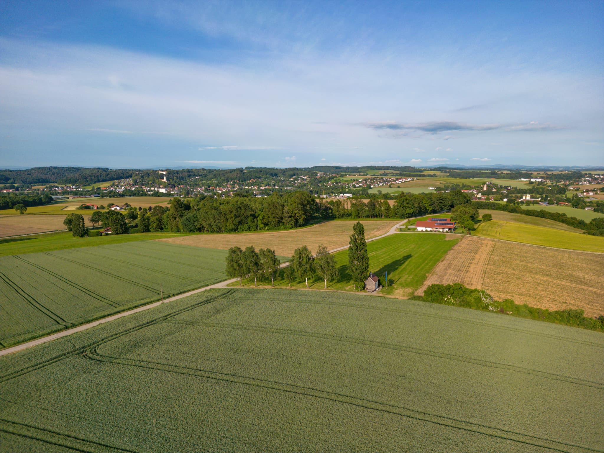 St. Koloman-Kapelle Zell, Ortenburg, Passau - Luftbild der malerischen St. Koloman-Kapelle in Zell, einem Ortsteil von Ortenburg im Landkreis Passau, Niederbayern. Entdecke die Schönheit des Donau-Waldes.