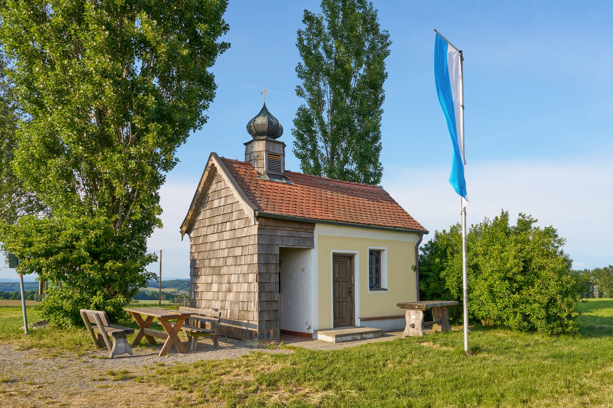 St. Koloman-Kapelle Zell, Ortenburg, Passau, Niederbayern - Die malerische St. Koloman-Kapelle in Zell, Ortenburg, im Landkreis Passau, Niederbayern. Ein idyllischer Ort in der Region Donau-Wald, Deutschland.