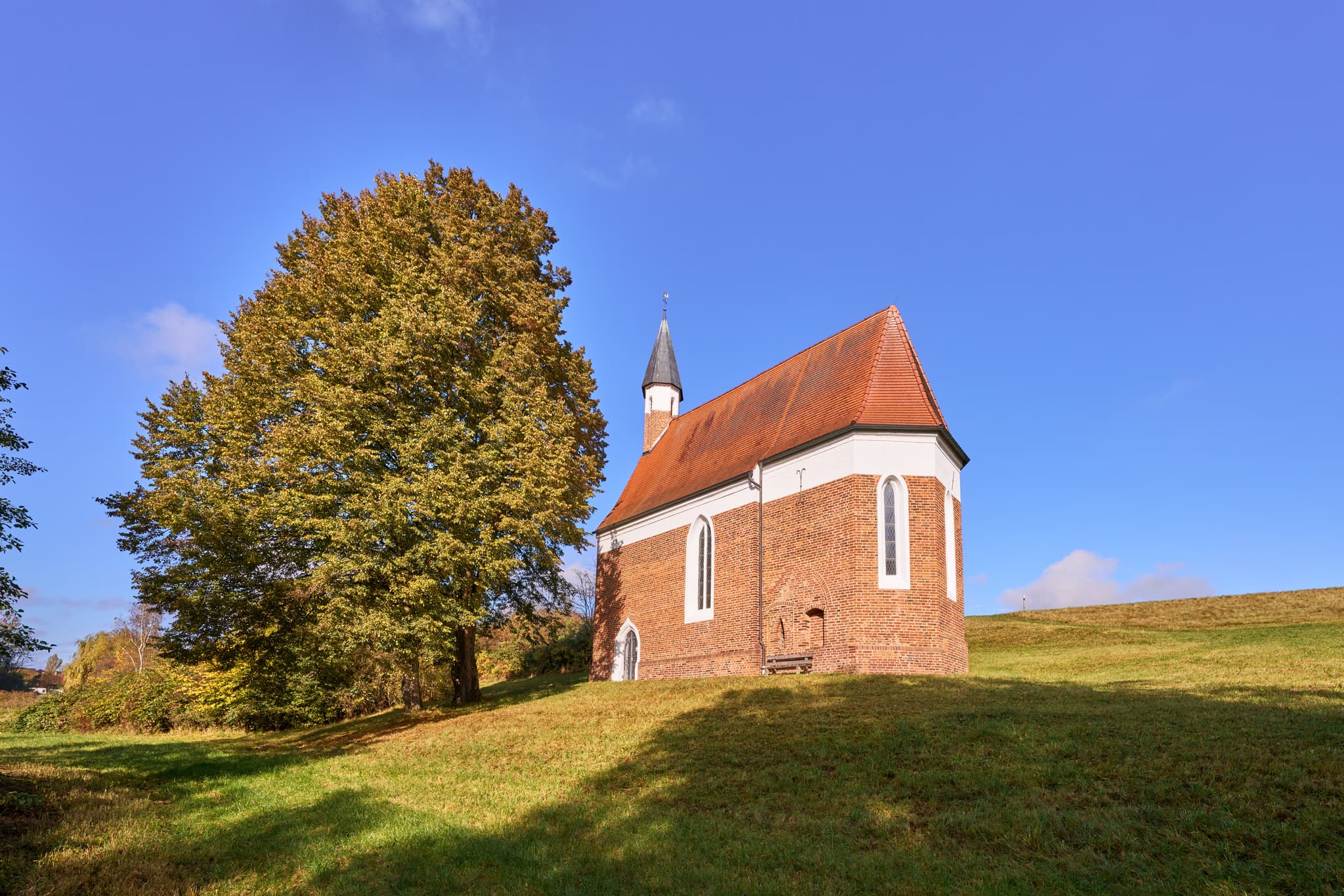 St. Koloman Kirchlein, Martinskirchen, Wurmannsquick - Die St. Koloman Kirchlein in Martinskirchen, Wurmannsquick, Rottal-Inn, Niederbayern, Deutschland, präsentiert sich in der ländlichen Landschaft des Holzlandes.