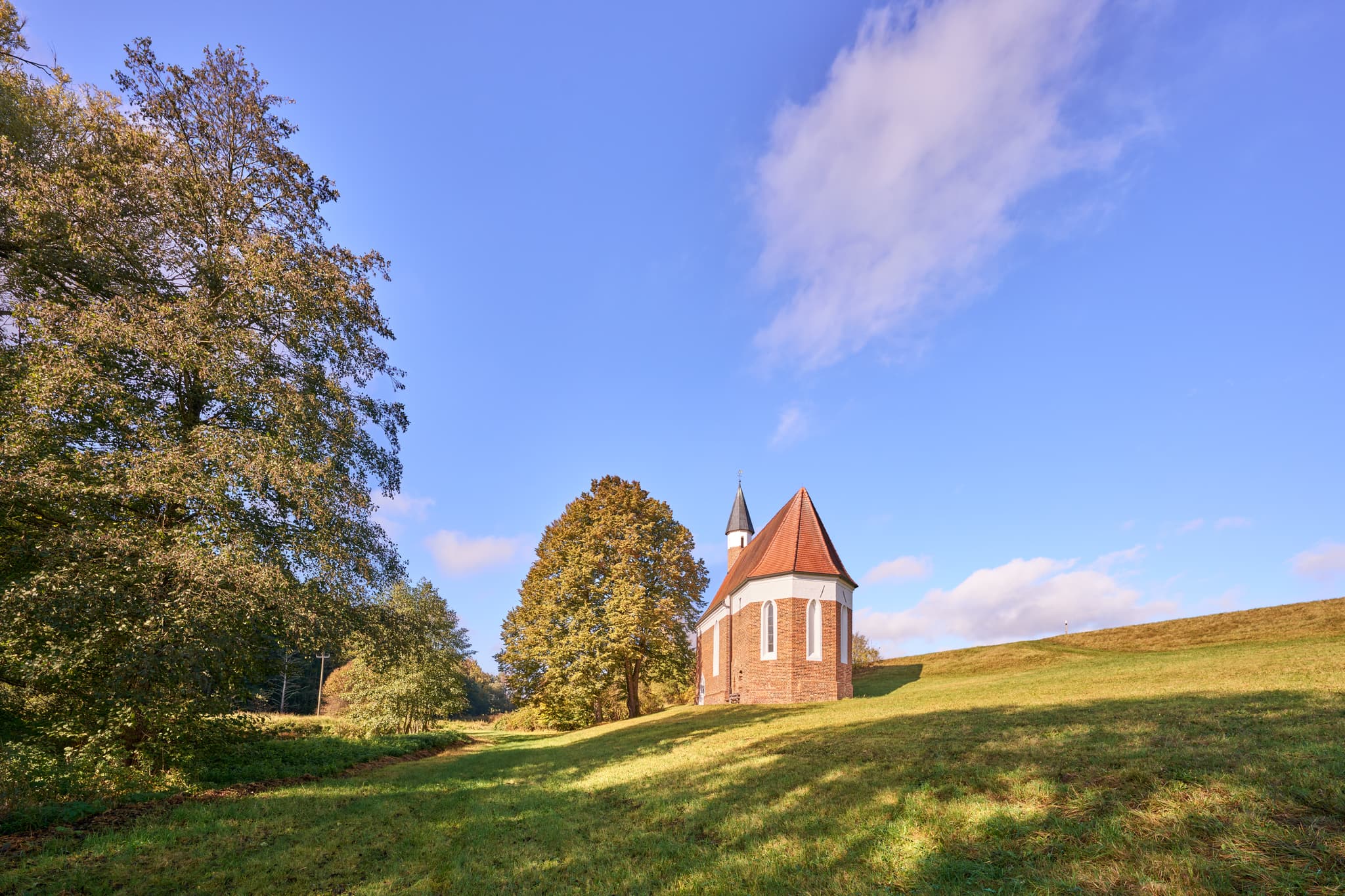 St. Koloman Kirchlein, Martinskirchen, Wurmannsquick - Die St. Koloman Kirchlein in Martinskirchen, Wurmannsquick, Rottal-Inn, Niederbayern, Deutschland, präsentiert sich in der ländlichen Landschaft des Holzlandes.