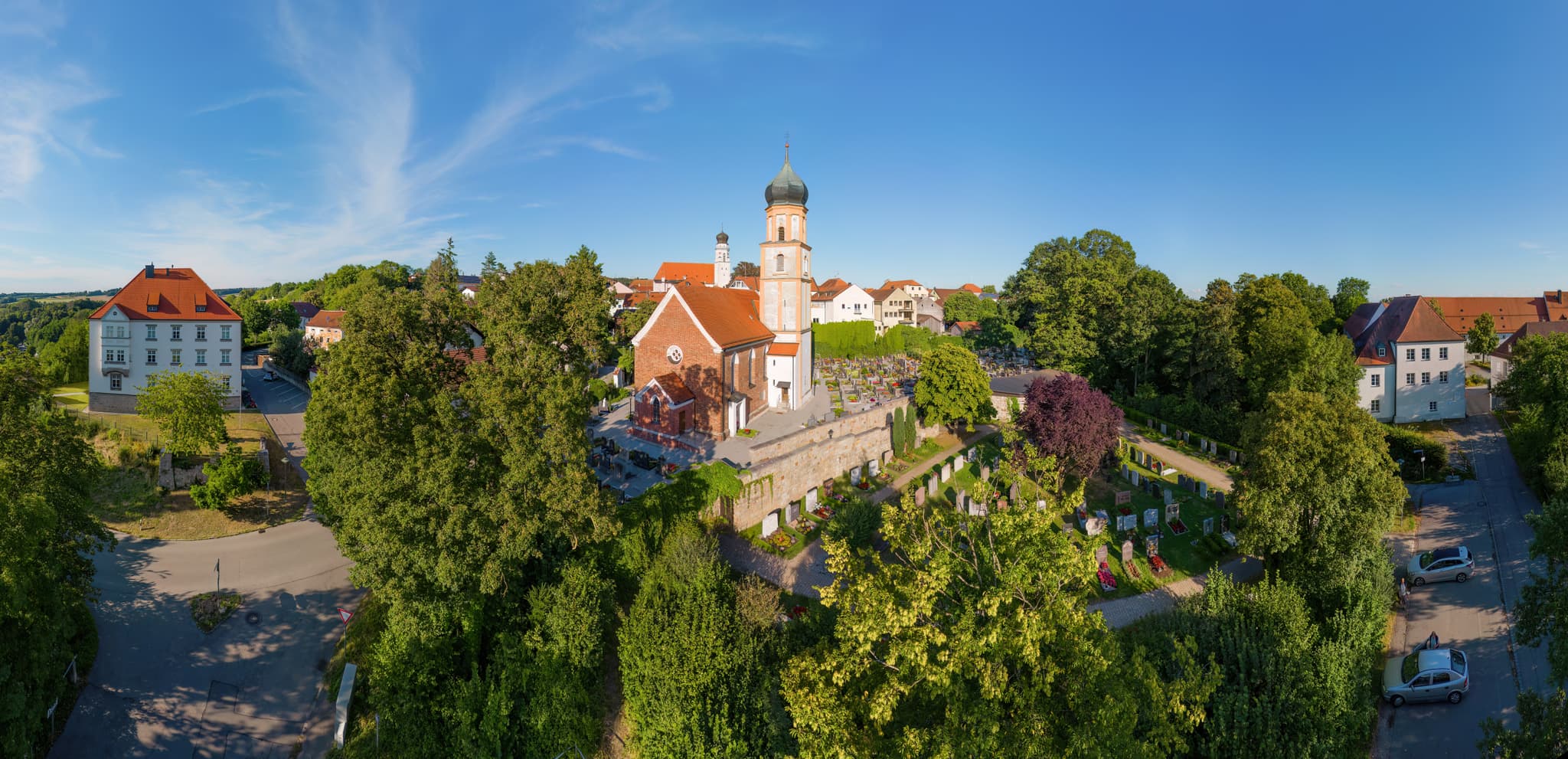 St. Michael Friedhofskirche, Bad Griesbach, Passau - Luftbild der St. Michael Friedhofskirche in Bad Griesbach, Passau, Niederbayern, Bayern. Das Foto zeigt die Kirche, den Friedhof und die umliegende Landschaft.