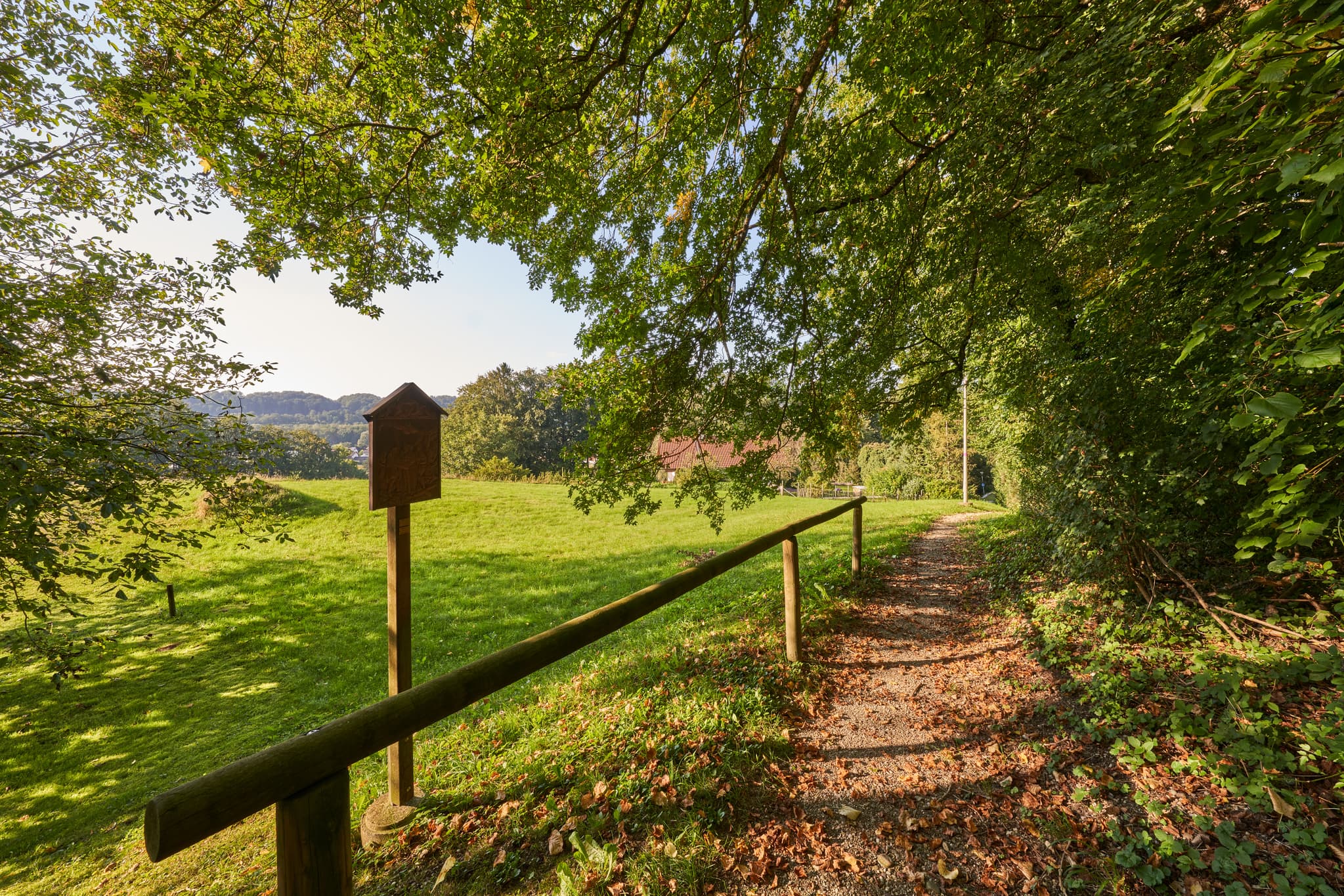 St.-Rupert-Pilgerweg, Margarethenberg, Altötting, Oberbayern - Pilgerweg in Margarethenberg, Burgkirchen, Altötting, Oberbayern. Grüne Landschaft mit Bäumen, Herbstlaub am Weg. Blick in die Region Inn-Salzach, Deutschland.