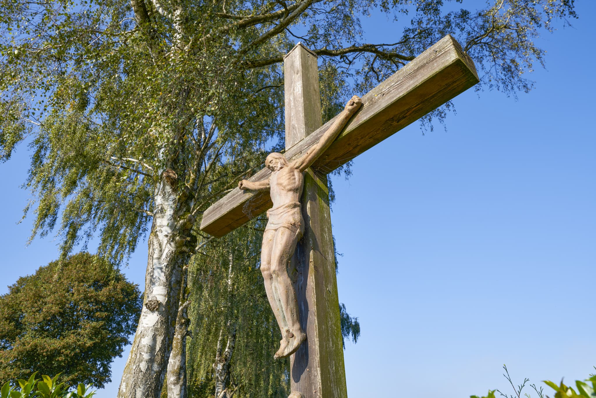 St.-Rupert-Pilgerweg Wallner a.d. Osterwies, Altötting - Holzkreuz mit einer Christusfigur am St.-Rupert-Pilgerweg bei Wallner a.d. Osterwies, Altötting, Oberbayern, Region Inn-Salzach, Bayern, Deutschland.