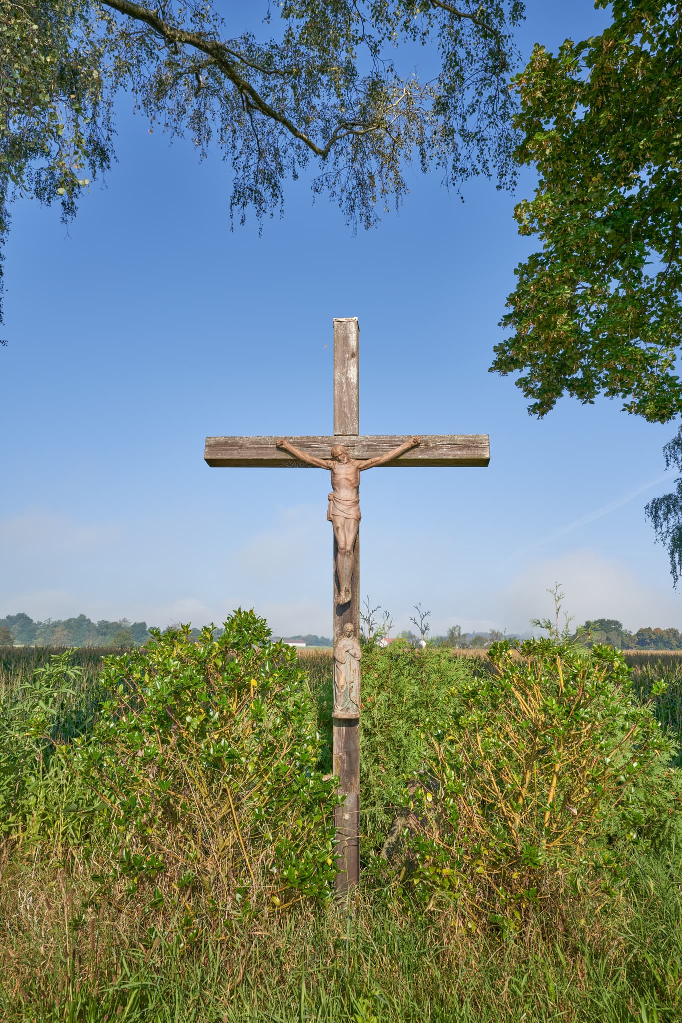 St.-Rupert-Pilgerweg Wallner a.d. Osterwies, Altötting - Holzkreuz mit einer Christusfigur am St.-Rupert-Pilgerweg bei Wallner a.d. Osterwies, Altötting, Oberbayern, Region Inn-Salzach, Bayern, Deutschland.
