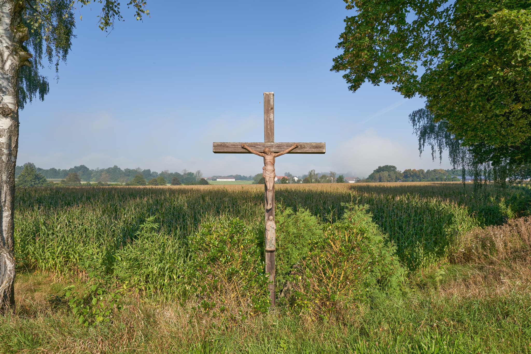 St.-Rupert-Pilgerweg Wallner a.d. Osterwies, Altötting - Holzkreuz mit einer Christusfigur am St.-Rupert-Pilgerweg bei Wallner a.d. Osterwies, Altötting, Oberbayern, Region Inn-Salzach, Bayern, Deutschland.