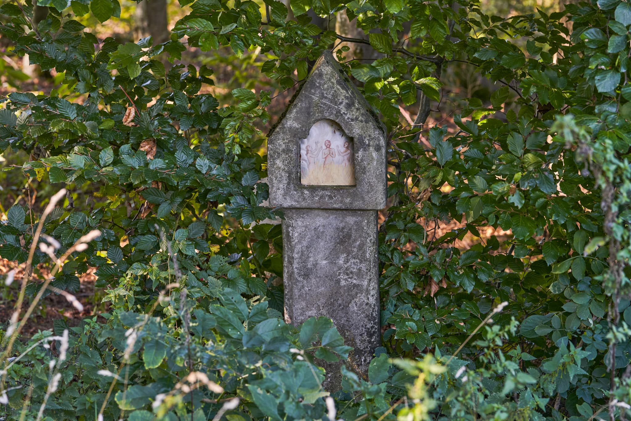St.-Rupert-Pilgerweg Weindlgrub nach Ofner, Kastl - Bildstock am St.-Rupert-Pilgerweg bei Kastl, Altötting, Oberbayern, Deutschland. Die Inn-Salzach Region zeigt hier grüne, bewaldete Landschaft.