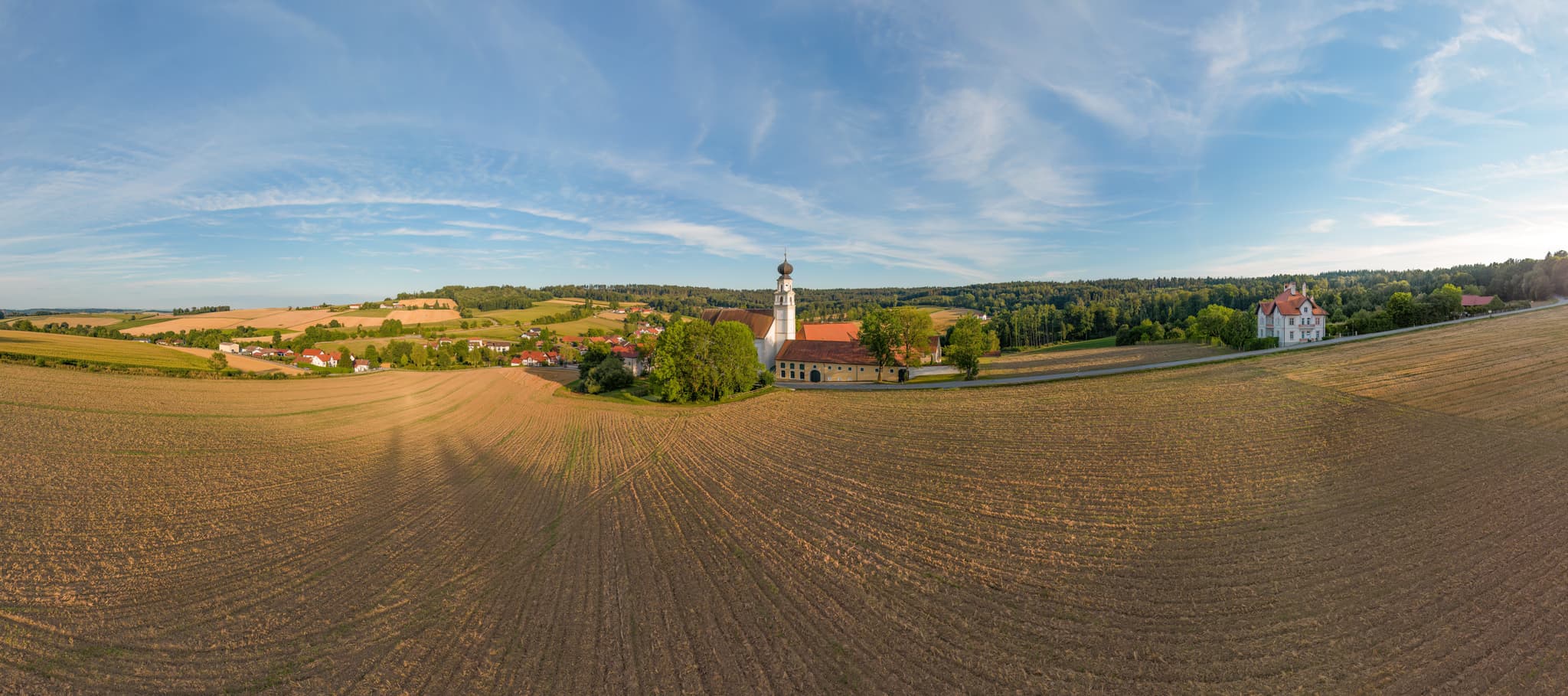 St. Salvator Klosterkirche, Bad Griesbach, Passau - Luftbild der St. Salvator Klosterkirche Hl. Dreifaltigkeit in Bad Griesbach, Landkreis Passau, Niederbayern. Die Kirche liegt in ländlicher Umgebung.