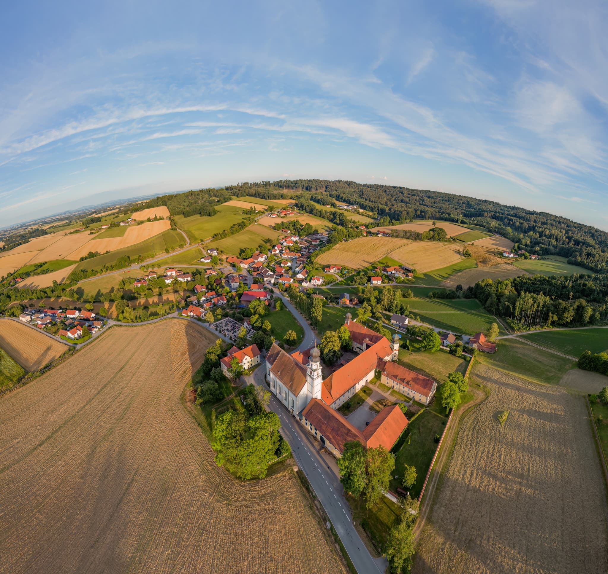 St. Salvator Klosterkirche, Bad Griesbach, Passau - Luftbild der St. Salvator Klosterkirche in Bad Griesbach, Landkreis Passau, Niederbayern. Die Kirche steht inmitten einer hügeligen Landschaft mit Feldfluren.