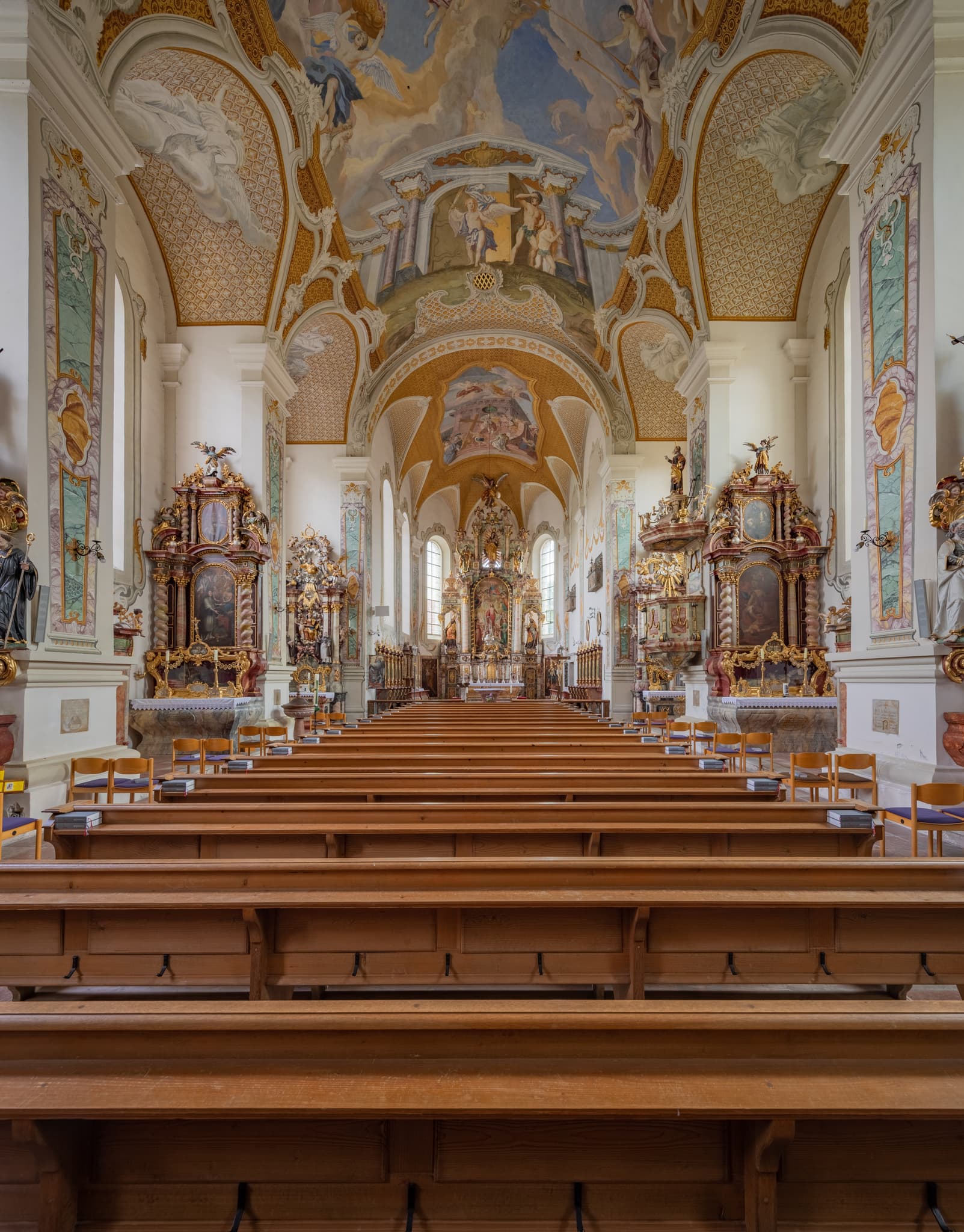 St. Salvator mit Klosterkirche, Bad Griesbach, Passau - Luftbild der St. Salvator Klosterkirche Hl. Dreifaltigkeit in Bad Griesbach, Landkreis Passau, Niederbayern. Die Kirche liegt in ländlicher Umgebung.