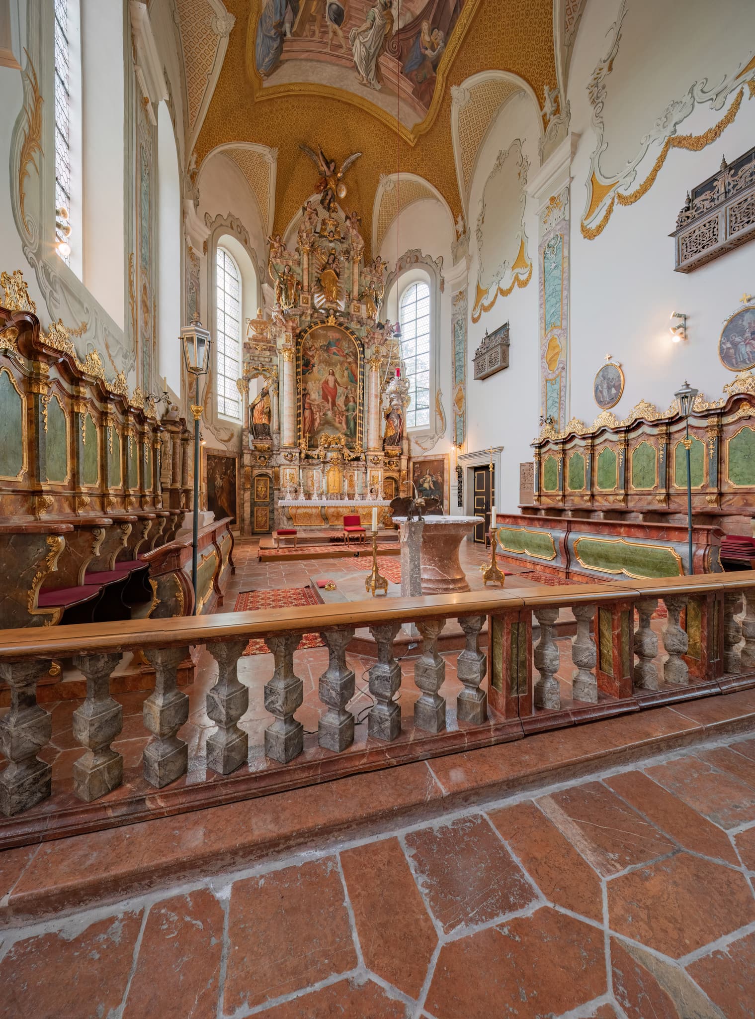 St. Salvator mit Klosterkirche, Bad Griesbach, Passau - Altarbereich der St. Salvator Klosterkirche Hl. Dreifaltigkeit in Bad Griesbach im Rottal, Landkreis Passau, Niederbayern, Deutschland.