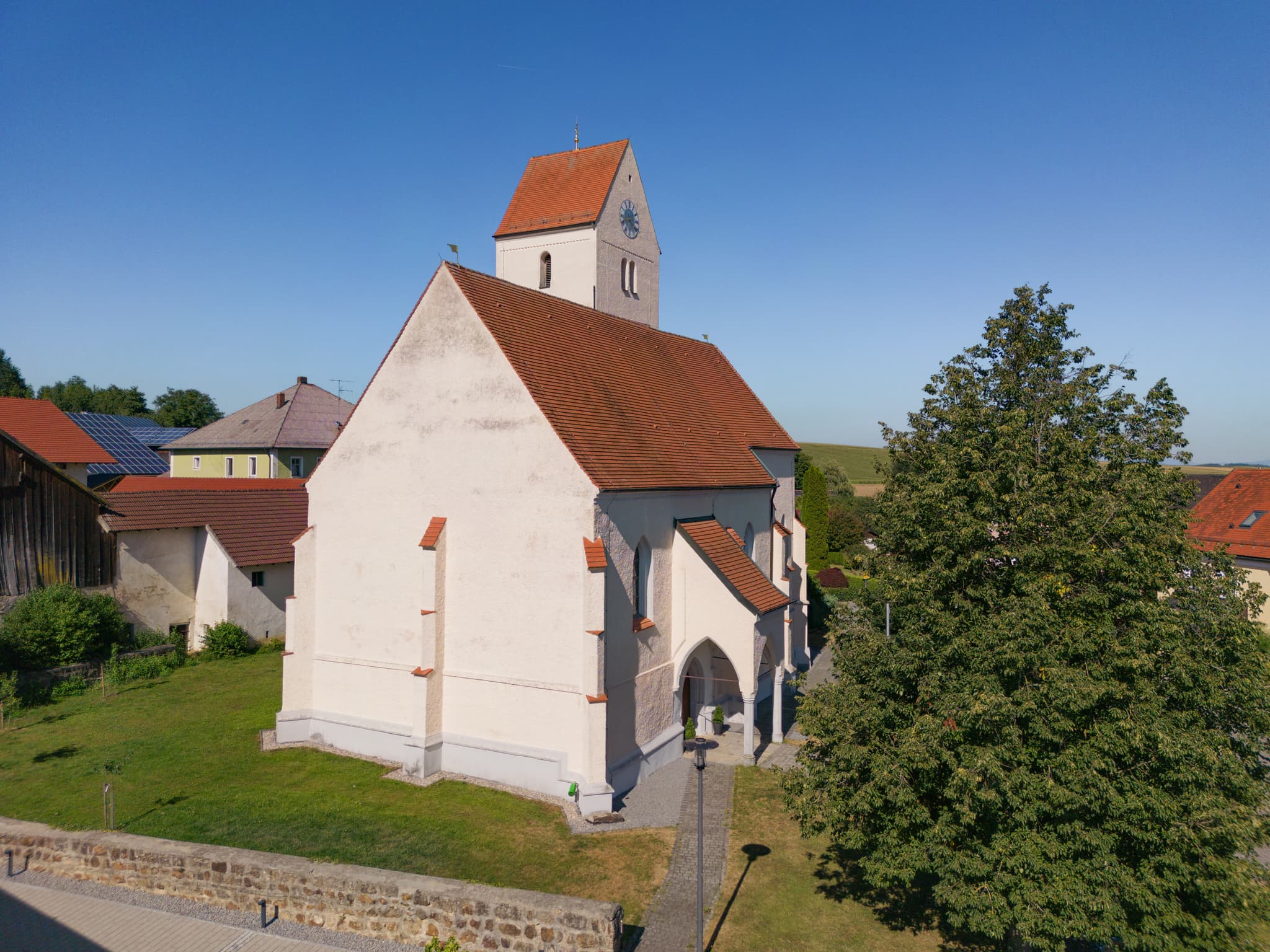 St. Valentin Kirche Reutern, Bad Griesbach, Passau - Luftbild der Pfarrkirche St. Valentin in Reutern, Ortsteil von Bad Griesbach im Rottal, Landkreis Passau, Niederbayern, Deutschland.