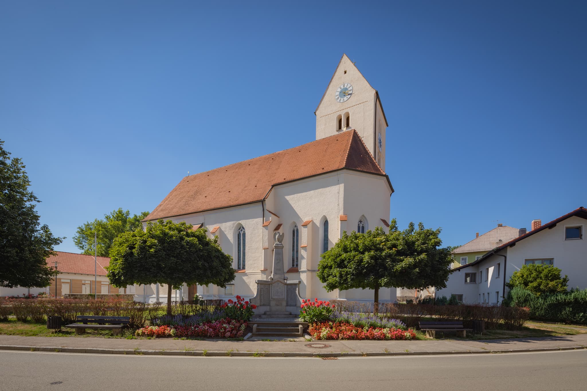 St. Valentin, Reutern, Bad Griesbach, Passau, Niederbayern - Die Pfarrkirche St. Valentin in Reutern, einem Ortsteil von Bad Griesbach im Landkreis Passau, liegt in der Region Bäderdreieck, Niederbayern, Deutschland.
