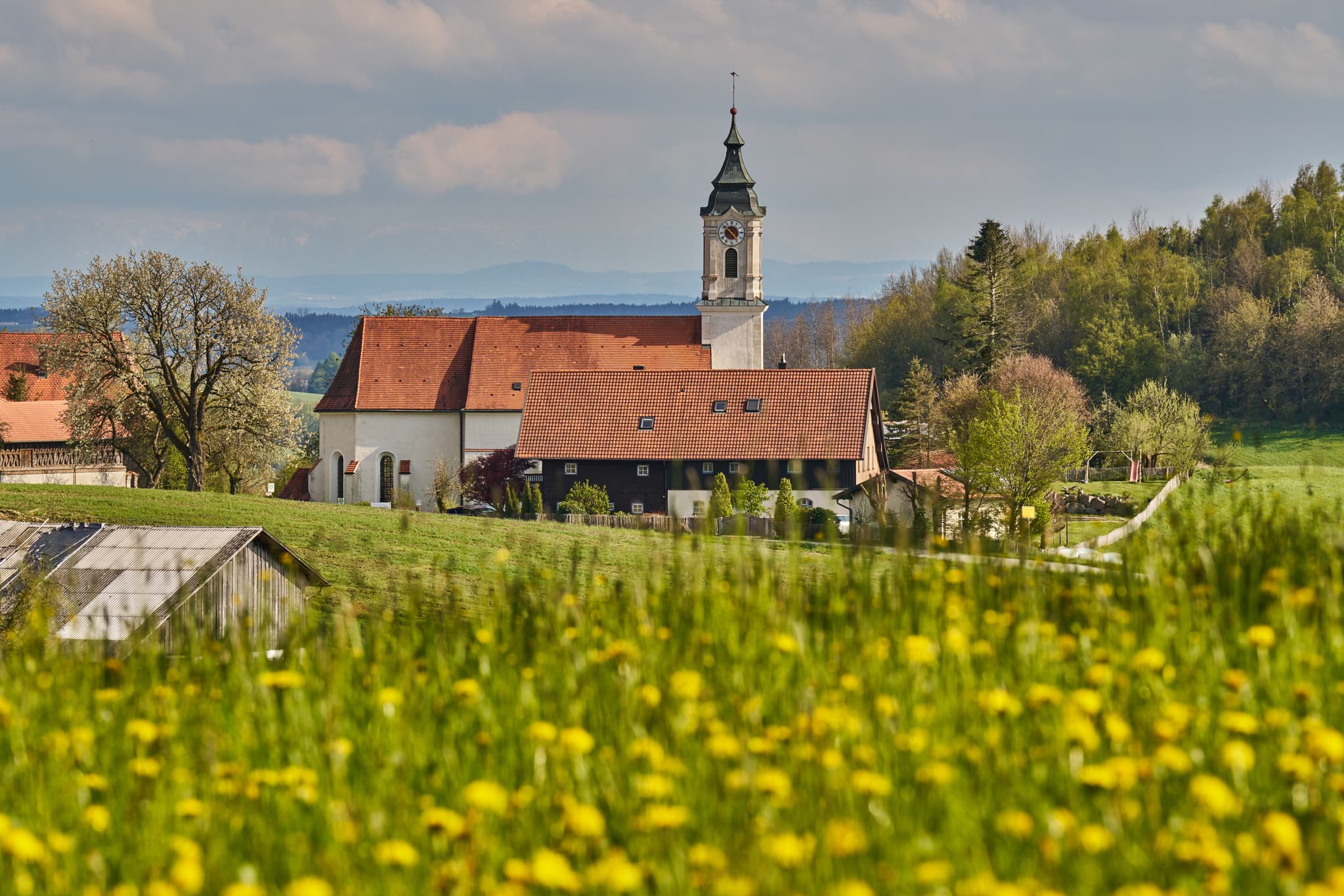 St. Wolfgang, Bad Griebsach, Passau, Niederbayern - Idyllisches Bild der St. Wolfgang Kirche in Bad Griebsach, Landkreis Passau, Niederbayern. Die malerische Landschaft im Frühling.