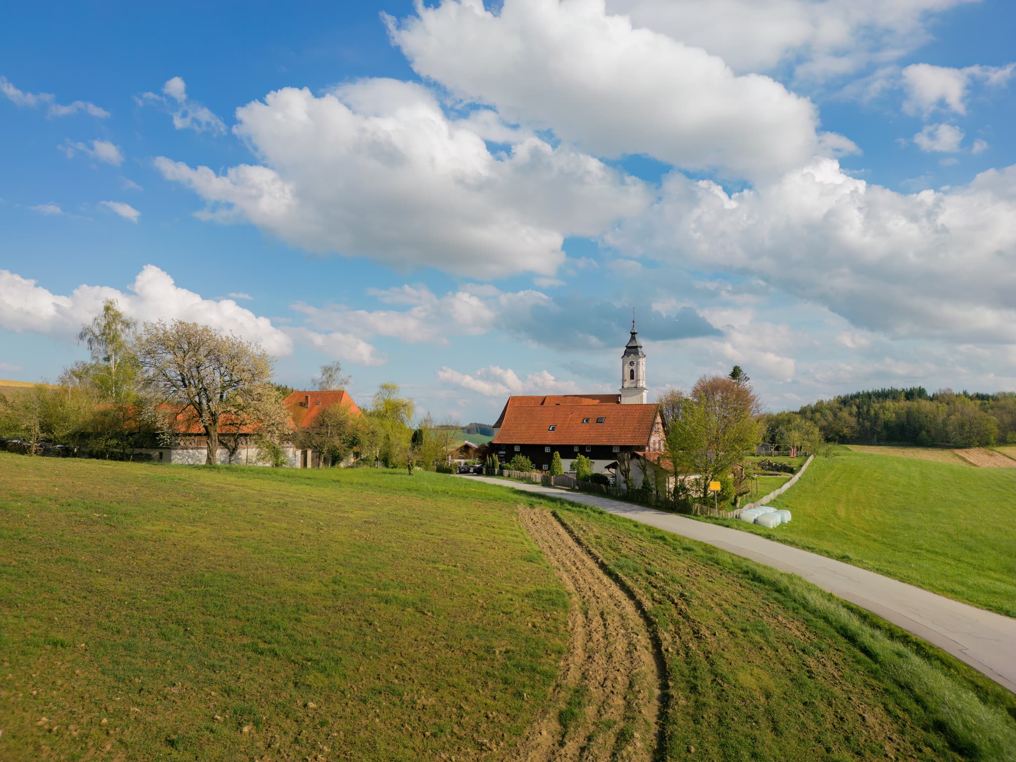 St. Wolfgang, Bad Griesbach, Passau, Niederbayern - Panoramisches Luftbild der Ortsansicht St. Wolfgang bei Bad Griesbach im Landkreis Passau, Niederbayern, Deutschland. Ein idyllischer Blick auf den Ort.