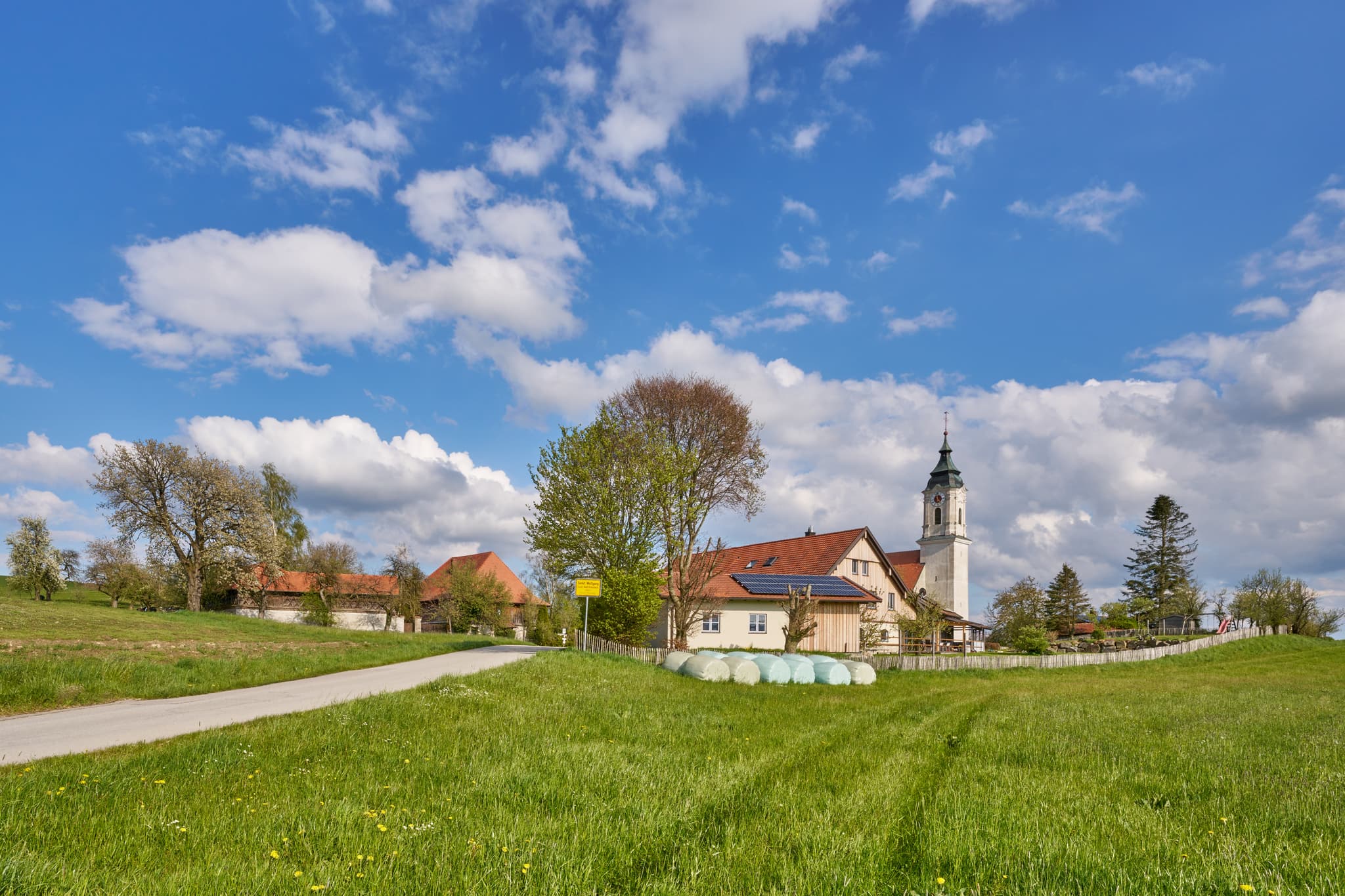 St. Wolfgang im Frühling, Bad Griebsach, Lkr. Passau - Idyllische Frühlingslandschaft mit Blick auf St. Wolfgang in Bad Griebsach, Landkreis Passau, Niederbayern. Malerische Szene.