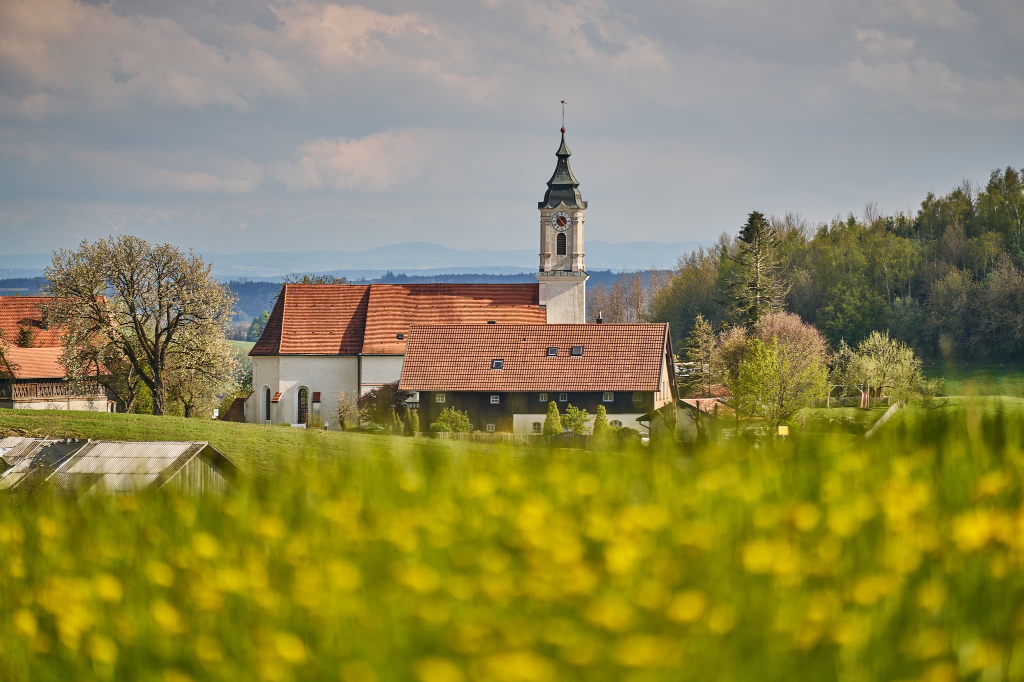 St. Wolfgang im Frühling, Bad Griesbach, Passau - Malerische Kirche St. Wolfgang im Frühling, umgeben von blühenden Wiesen bei Bad Griesbach im Rottal. Landkreis Passau, Niederbayern, Deutschland.