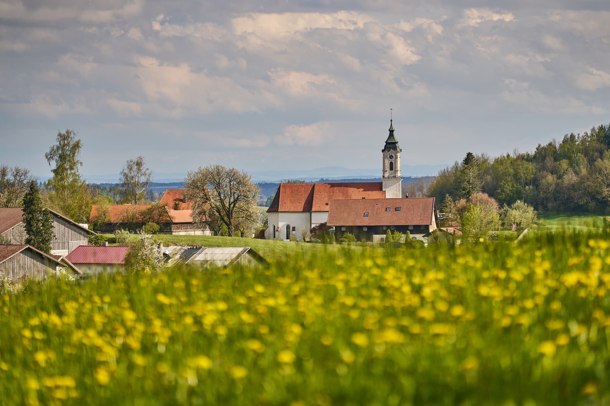 St. Wolfgang im Frühling, Bad Griesbach, Passau - Idyllisches St. Wolfgang bei Bad Griesbach im Frühling, Landkreis Passau, Niederbayern. Malerische Landschaft.