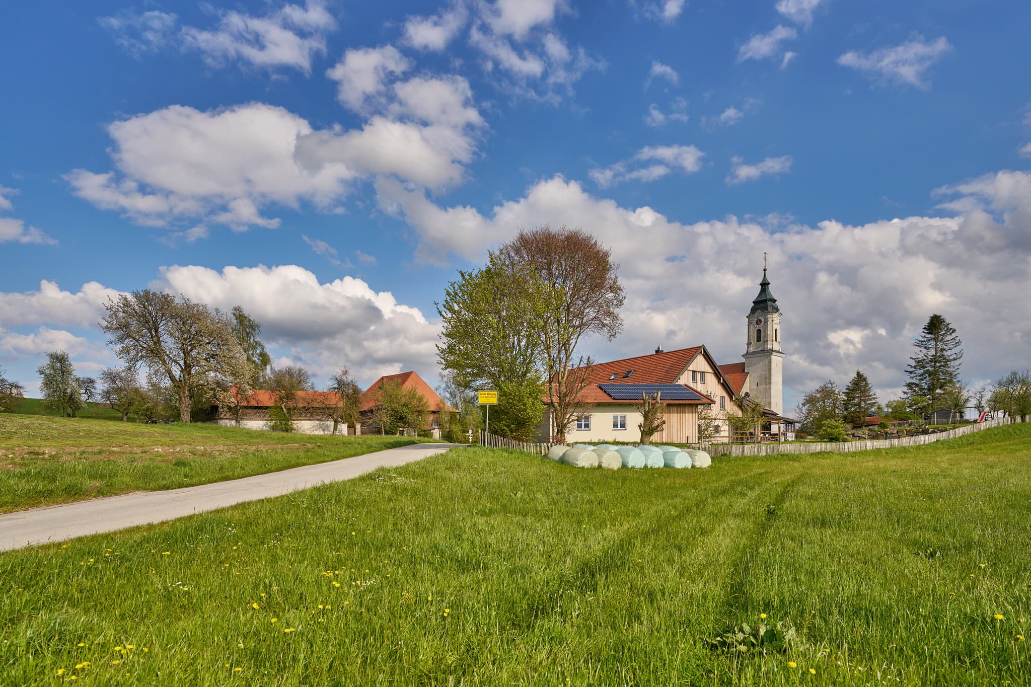 St. Wolfgang im FruÌhling, Bad Griebsach, Niederbayern - Idyllisches Dorf St. Wolfgang im Frühling bei Bad Griebsach im Landkreis Passau, Niederbayern, Deutschland. Malerische Landschaft.
