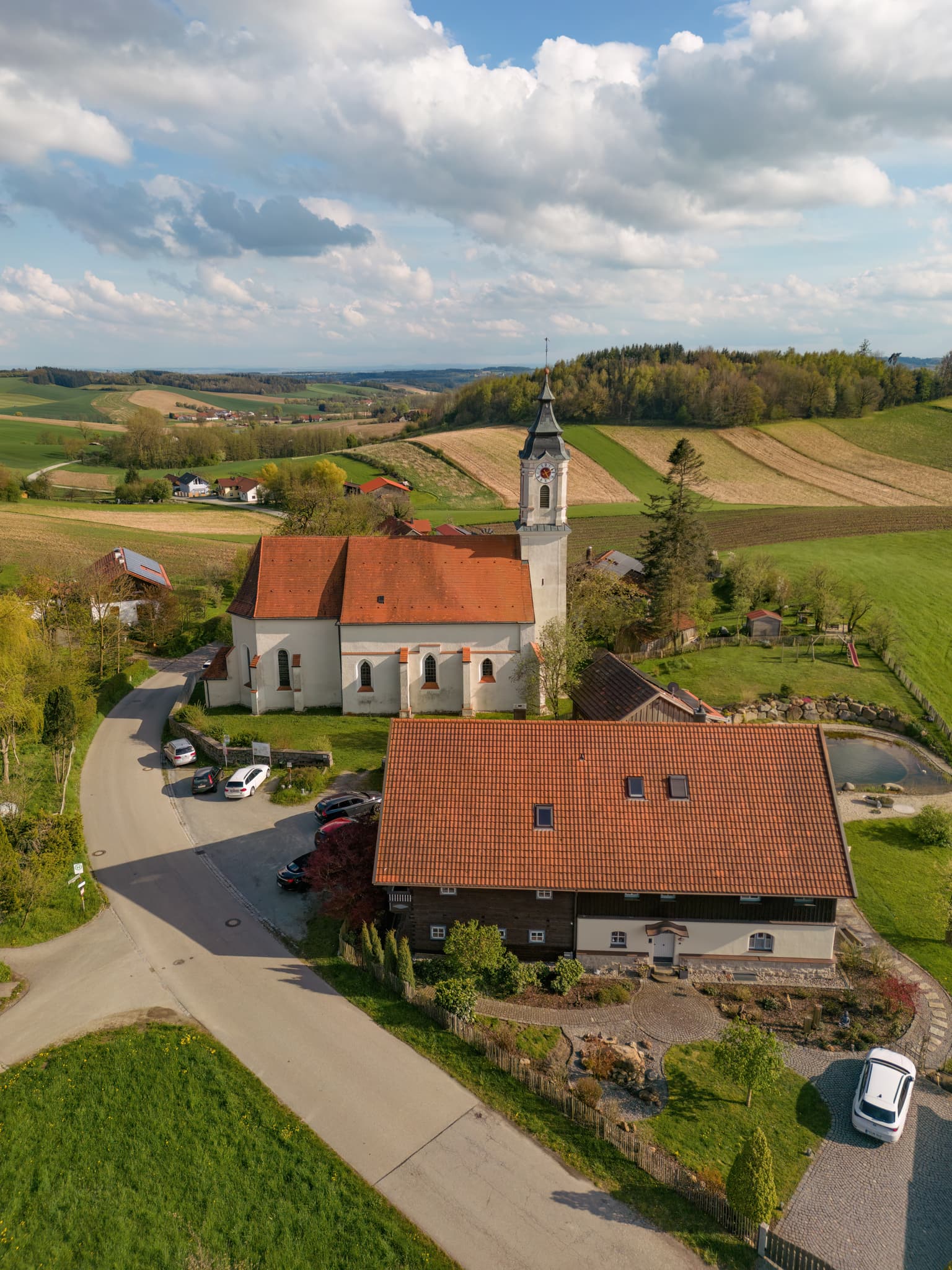 St. Wolfgang Kirche Bad Griesbach, Passau, Niederbayern - Luftaufnahme der Wallfahrtskirche St. Wolfgang in Bad Griesbach im Landkreis Passau, Niederbayern. Ein malerisches Motiv aus dem Bäderdreieck in Deutschland.