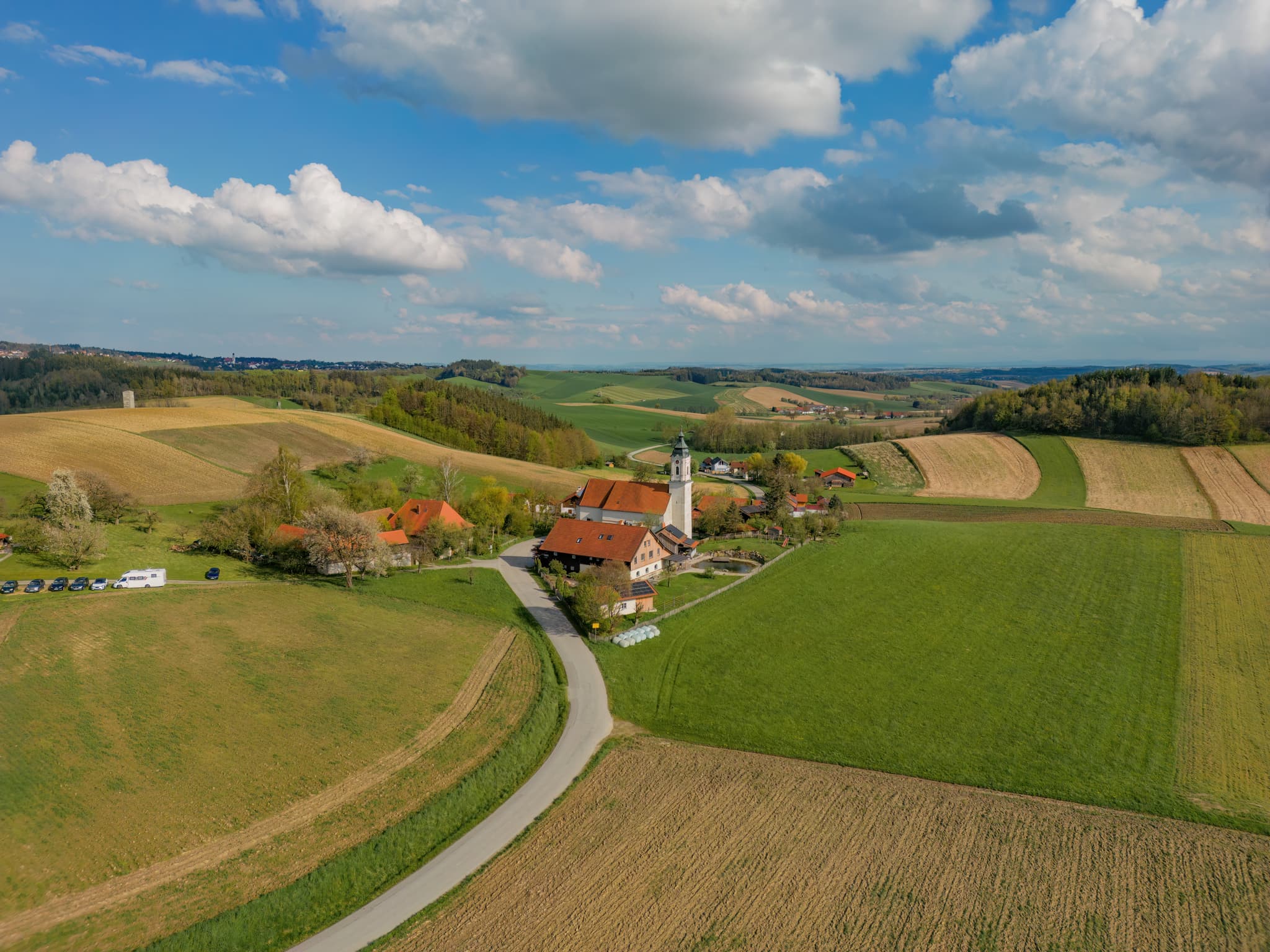 St. Wolfgang Luftbild, Bad Griesbach, Passau, Niederbayern - Panorama Luftbild von St. Wolfgang, einem Ortsteil von Bad Griesbach im Rottal, Landkreis Passau, Niederbayern. Die Region Bäderdreieck in Deutschland.
