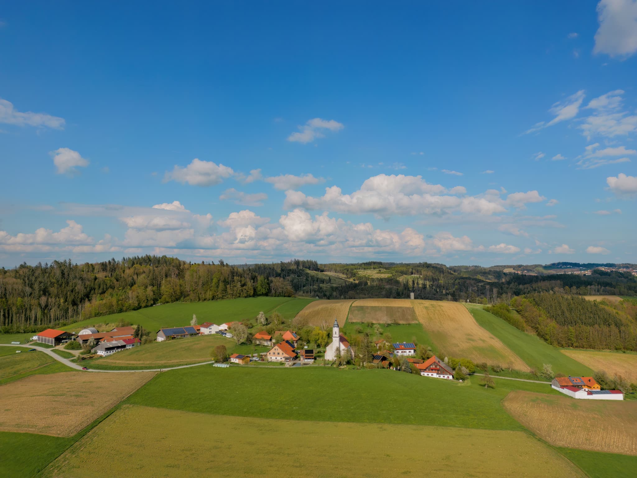 St. Wolfgang Luftbild, Passau, Niederbayern, - Luftbild der malerischen Ortschaft St. Wolfgang in Bad Griesbach, Landkreis Passau, Niederbayern. Die Ansicht zeigt die idyllische Lage, Deutschland.
