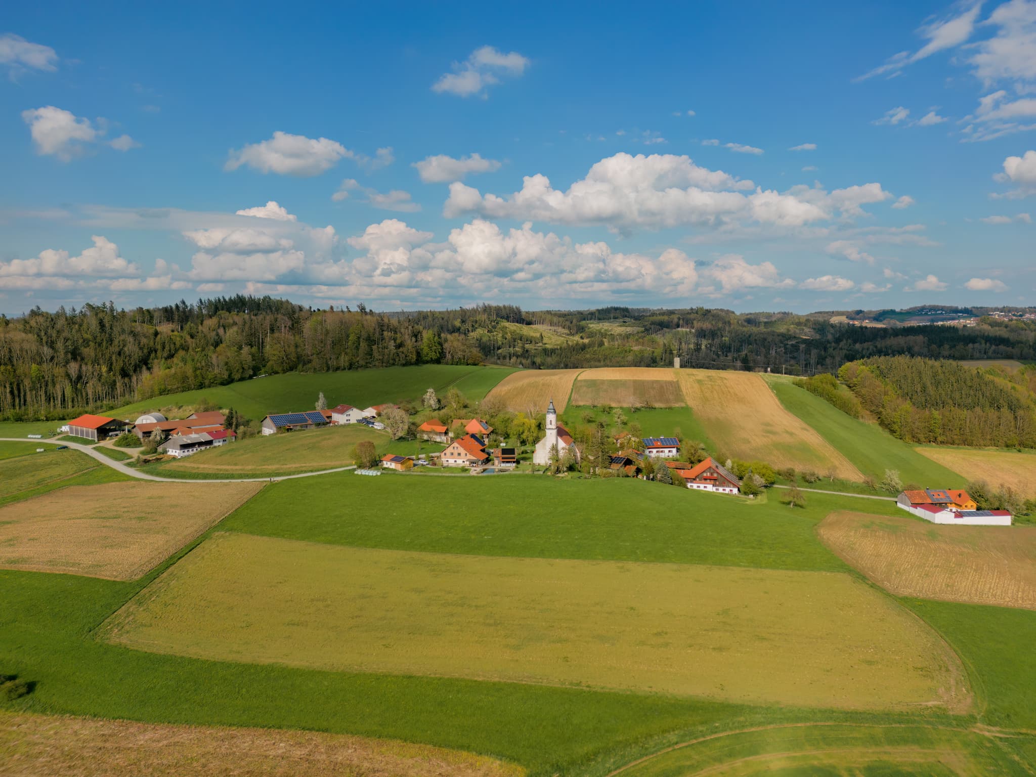 St. Wolfgang Ortsansicht Bad Griesbach, Passau, Bäderdreieck - Luftbild von St. Wolfgang in Bad Griesbach, Landkreis Passau, Niederbayern. Die Ortsansicht zeigt die Kirche und ländliche Umgebung im Herzen des Bäderdreiecks.