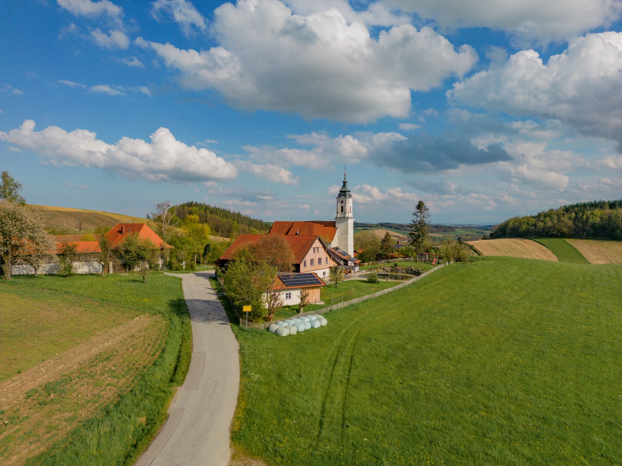 St. Wolfgang Ortsansicht Luftbild, Bad Griesbach. - Luftbild von St. Wolfgang in Bad Griesbach im Landkreis Passau, Niederbayern. Die malerische Ortsansicht zeigt die ländliche Schönheit des Bäderdreiecks.