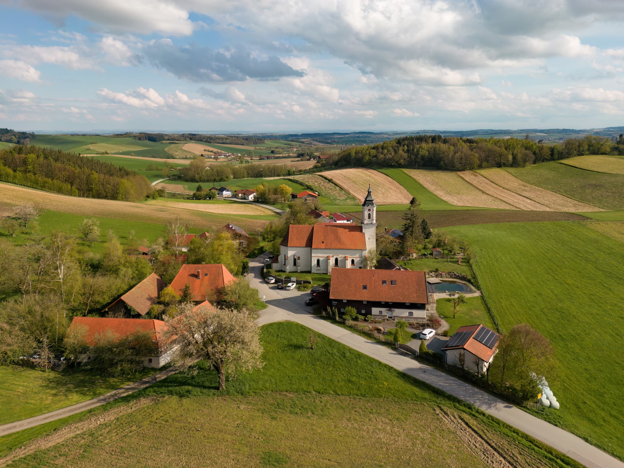 St. Wolfgang Wallfahrtskirche Bad Griesbach, Bäderdreieck - Luftbild der Wallfahrtskirche St. Wolfgang bei Bad Griesbach, Landkreis Passau, in der malerischen Region Bäderdreieck in Niederbayern, Deutschland. Idylle pur.