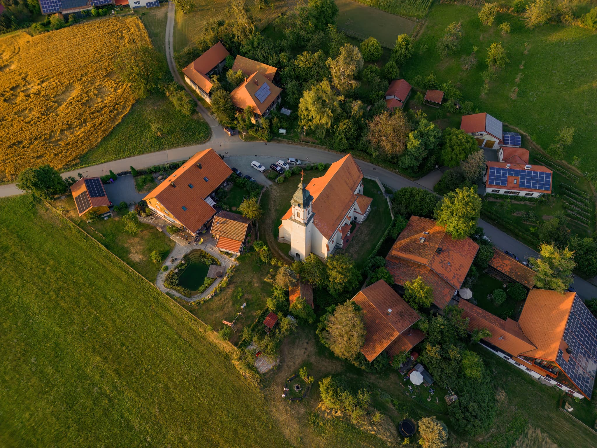 St. Wolfgang Wallfahrtskirche Bad Griesbach, Bäderdreieck - Luftbild der Wallfahrtskirche St. Wolfgang in Bad Griesbach im Landkreis Passau, Niederbayern, Deutschland. Malerische Ansicht aus dem Bäderdreieck.