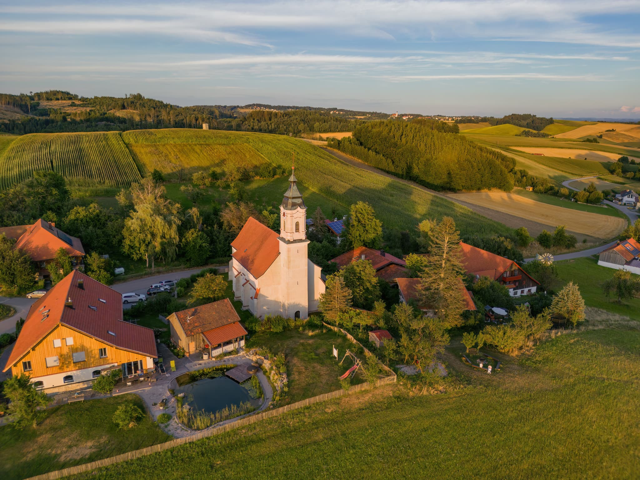 St. Wolfgang Wallfahrtskirche, Bad Griesbach, Bäderdreieck - Entdecken Sie die malerische Wallfahrtskirche St. Wolfgang im Luftbild, idyllisch in Bad Griesbach, Landkreis Passau, Niederbayern. Ein Juwel im Bäderdreieck.