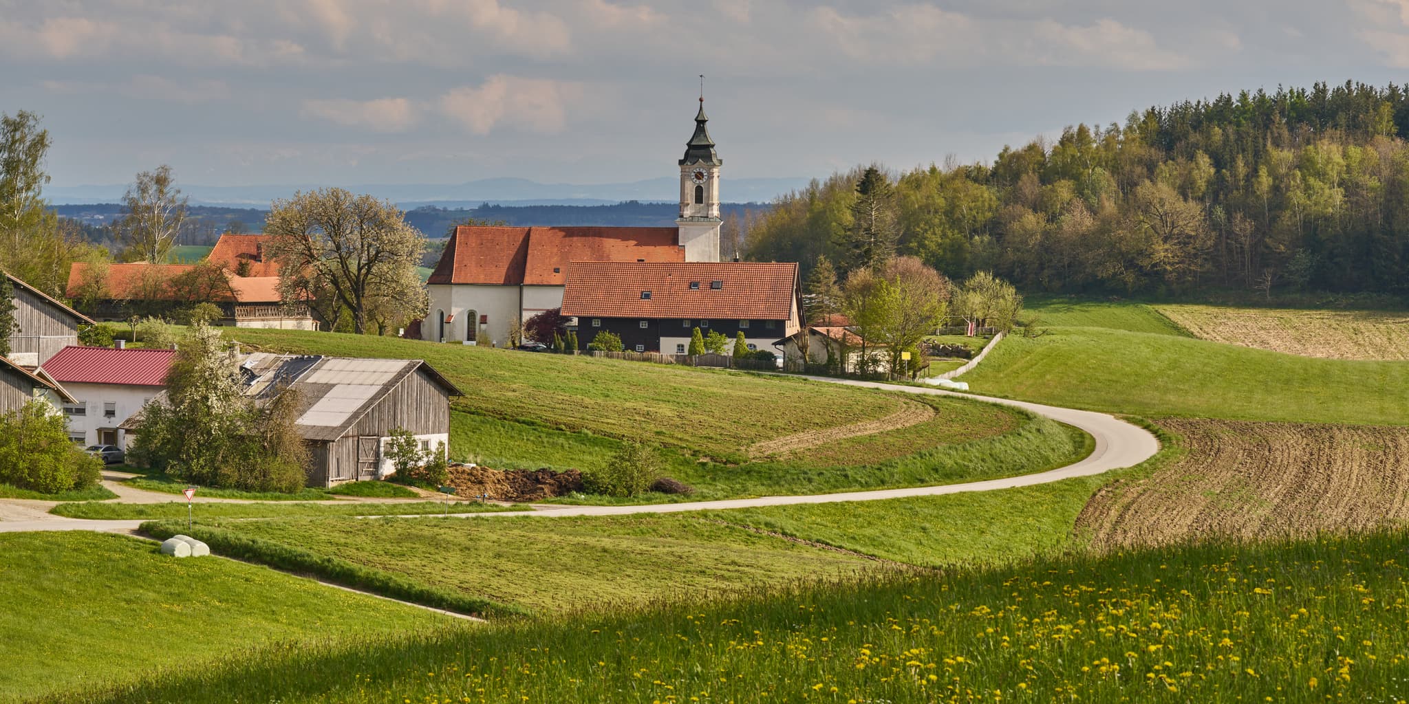 St. Wolfgang Wallfahrtskirche, Bad Griesbach, Bäderdreieck - Entdecken Sie die malerische Wallfahrtskirche St. Wolfgang im Luftbild, idyllisch in Bad Griesbach, Landkreis Passau, Niederbayern. Ein Juwel im Bäderdreieck.
